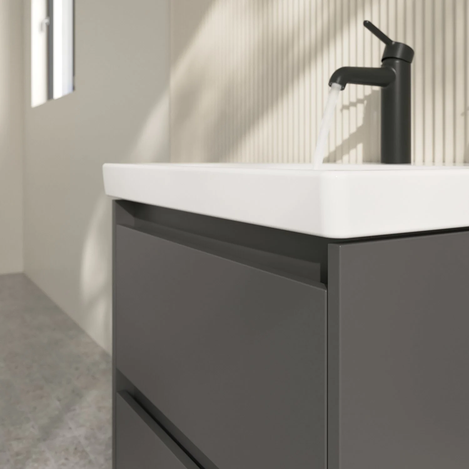 Zbliżenie szarej szafki umywalkowej z czarną baterią, Villeroy & Boch