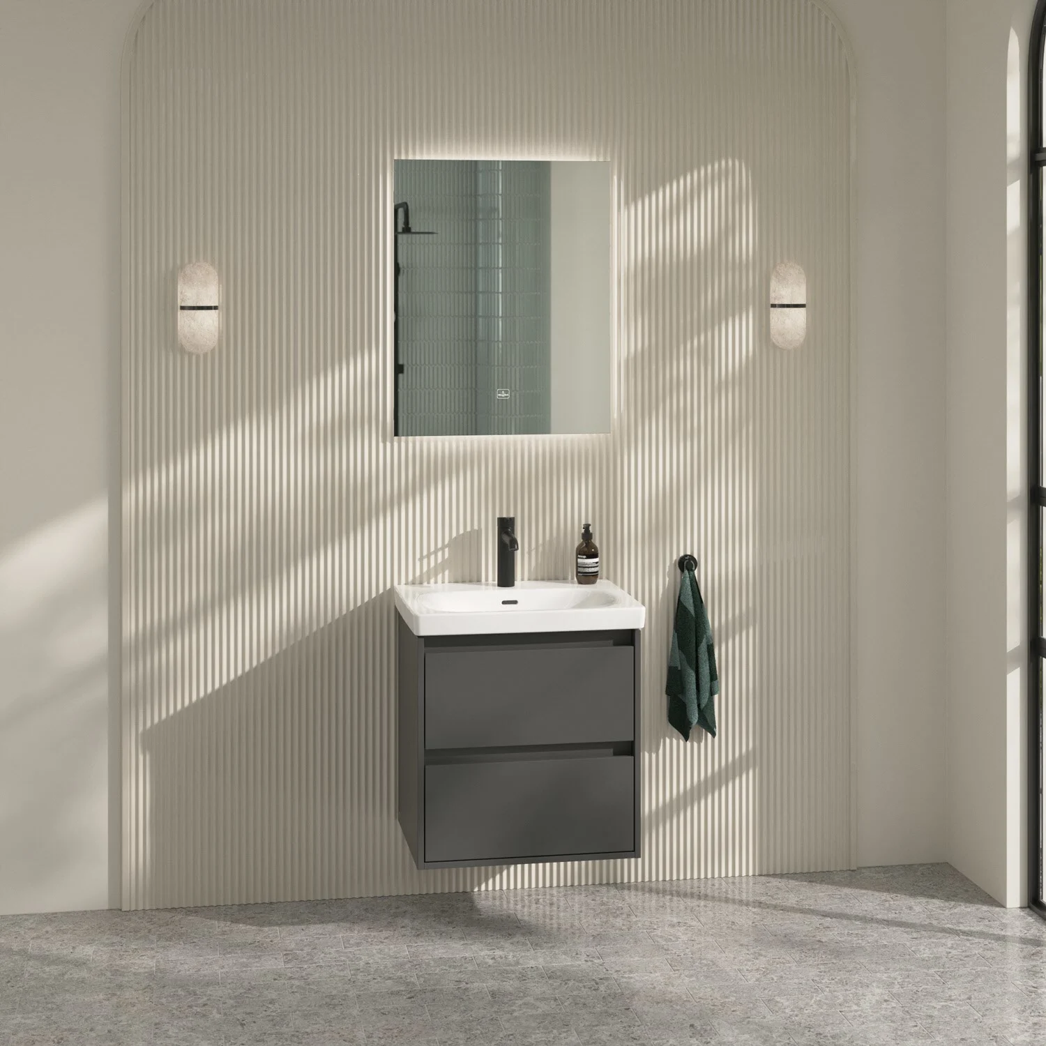 Szare meble łazienkowe z lustrem w łazience, Villeroy & Boch