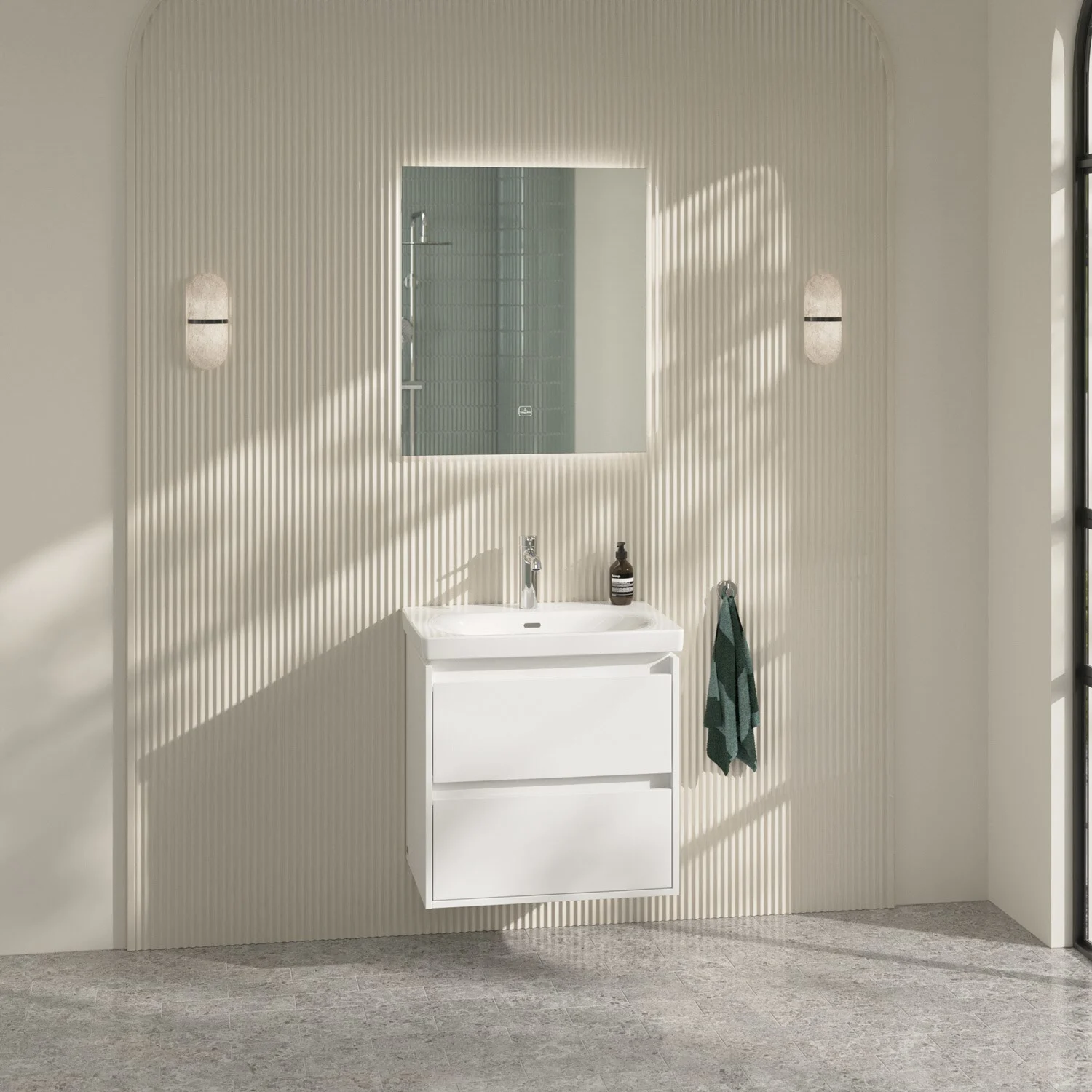 Białe meble łazienkowe z lustrem w łazience, Villeroy & Boch