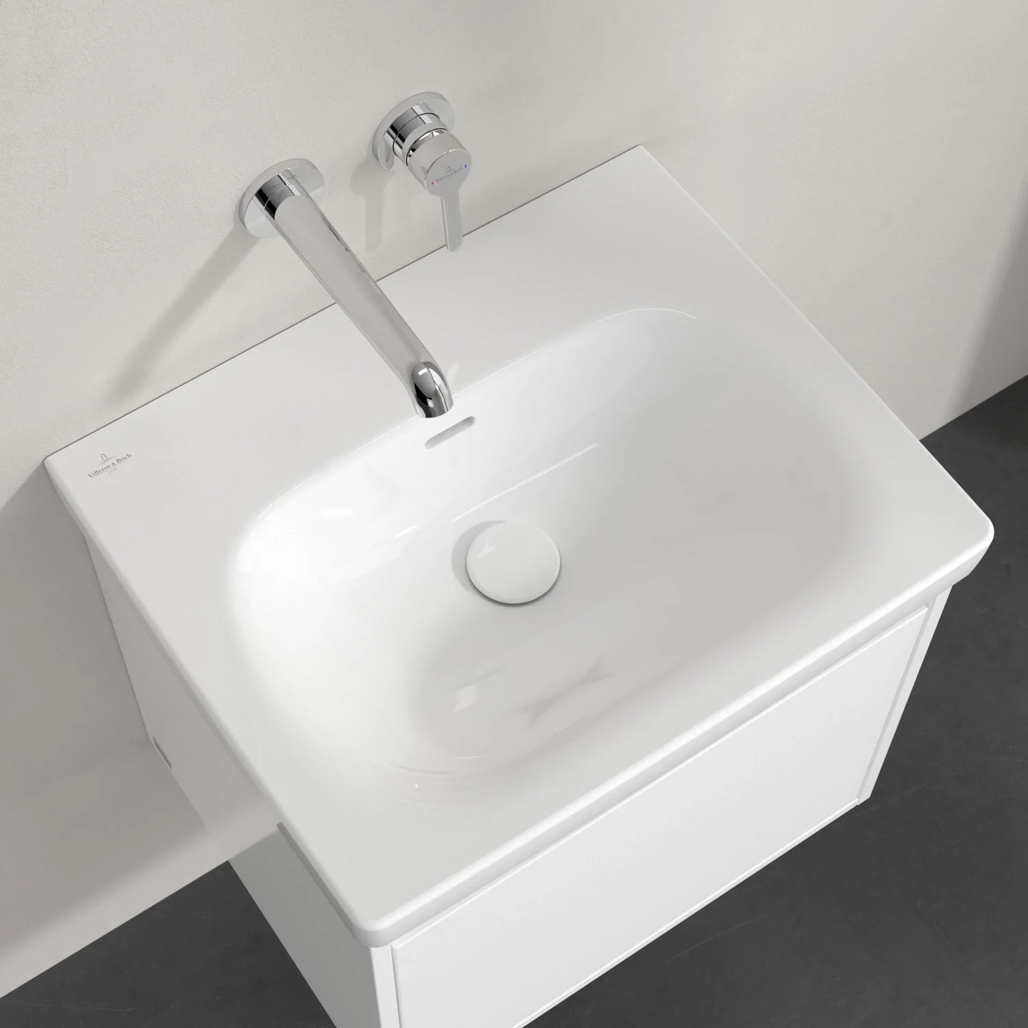 Biała umywalka z baterią ścienną widziana z góry, Villeroy & Boch