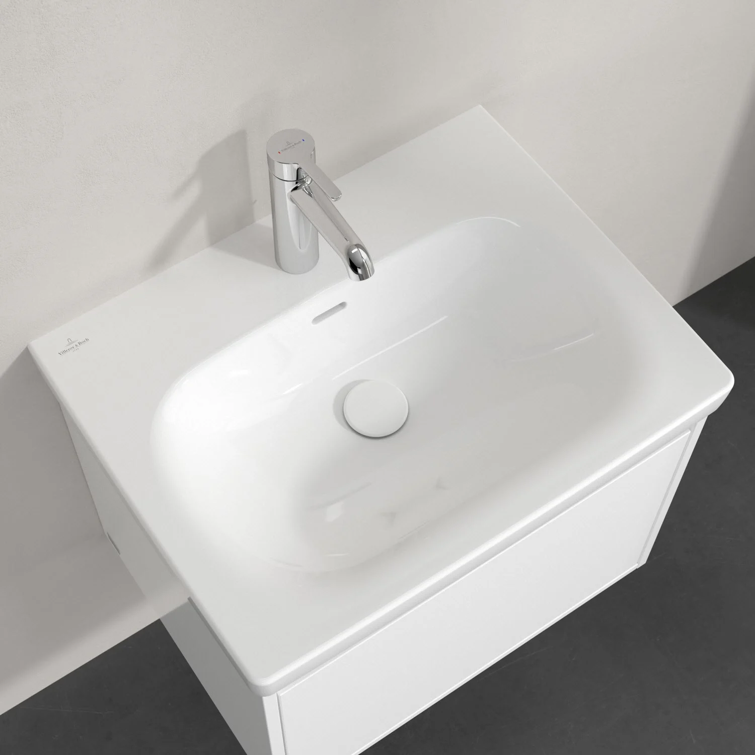 Biała umywalka z baterią stojącą z góry, Villeroy & Boch