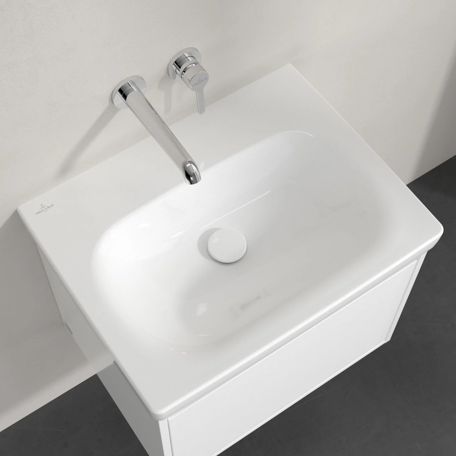 Biała umywalka z kranem ściennym widziana z góry, Villeroy & Boch