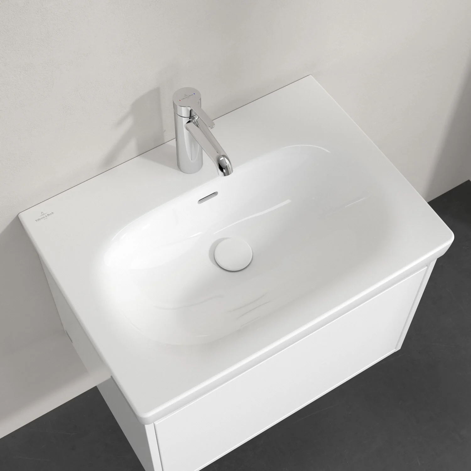 Biała umywalka z kranem widziana z góry, Villeroy & Boch