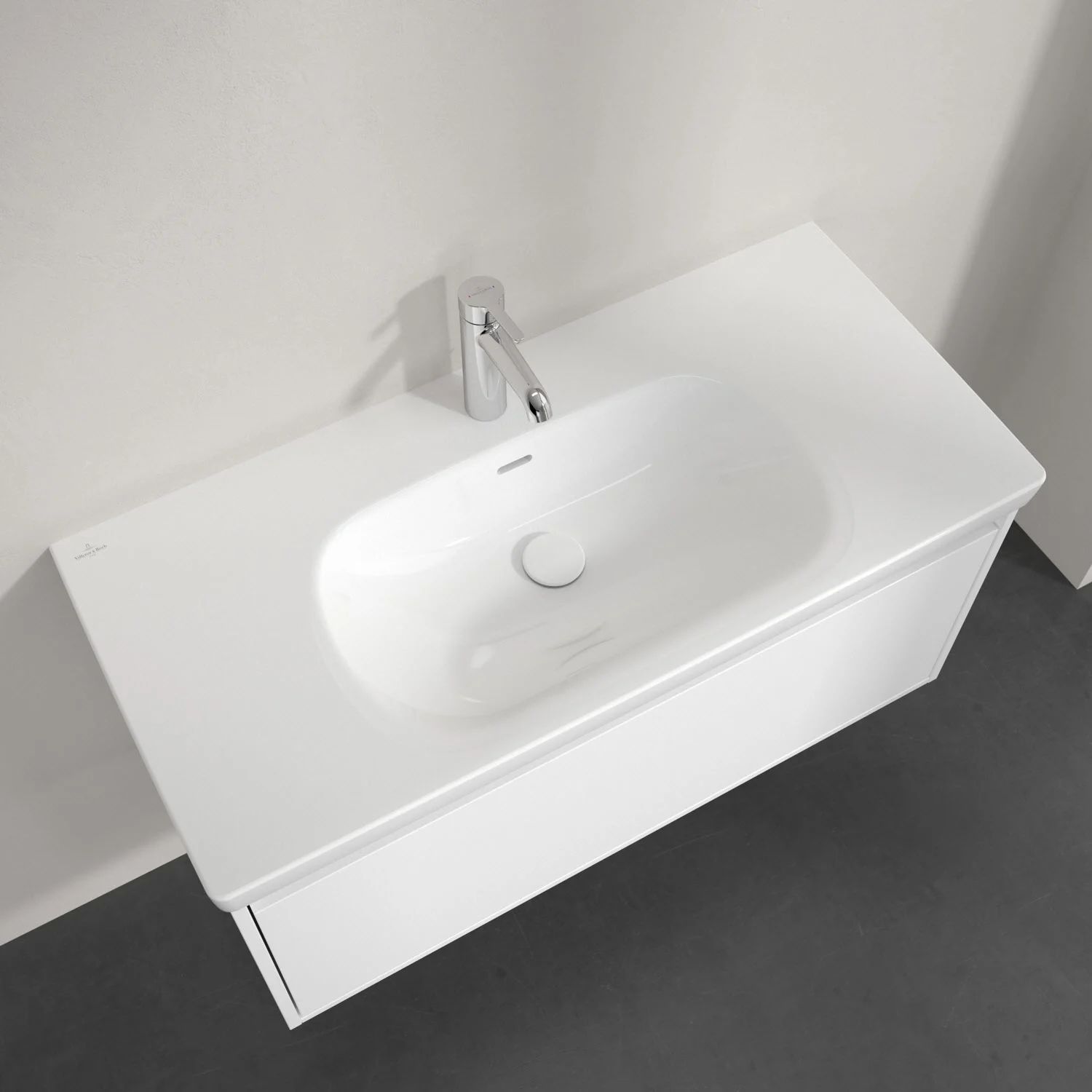 Biała umywalka z baterią widziana z góry, Villeroy & Boch