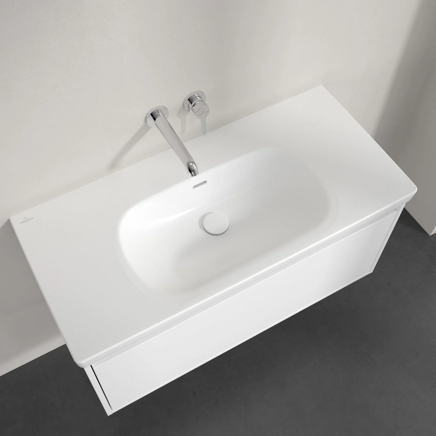 Biała umywalka z baterią ścienną widziana z góry, Villeroy & Boch