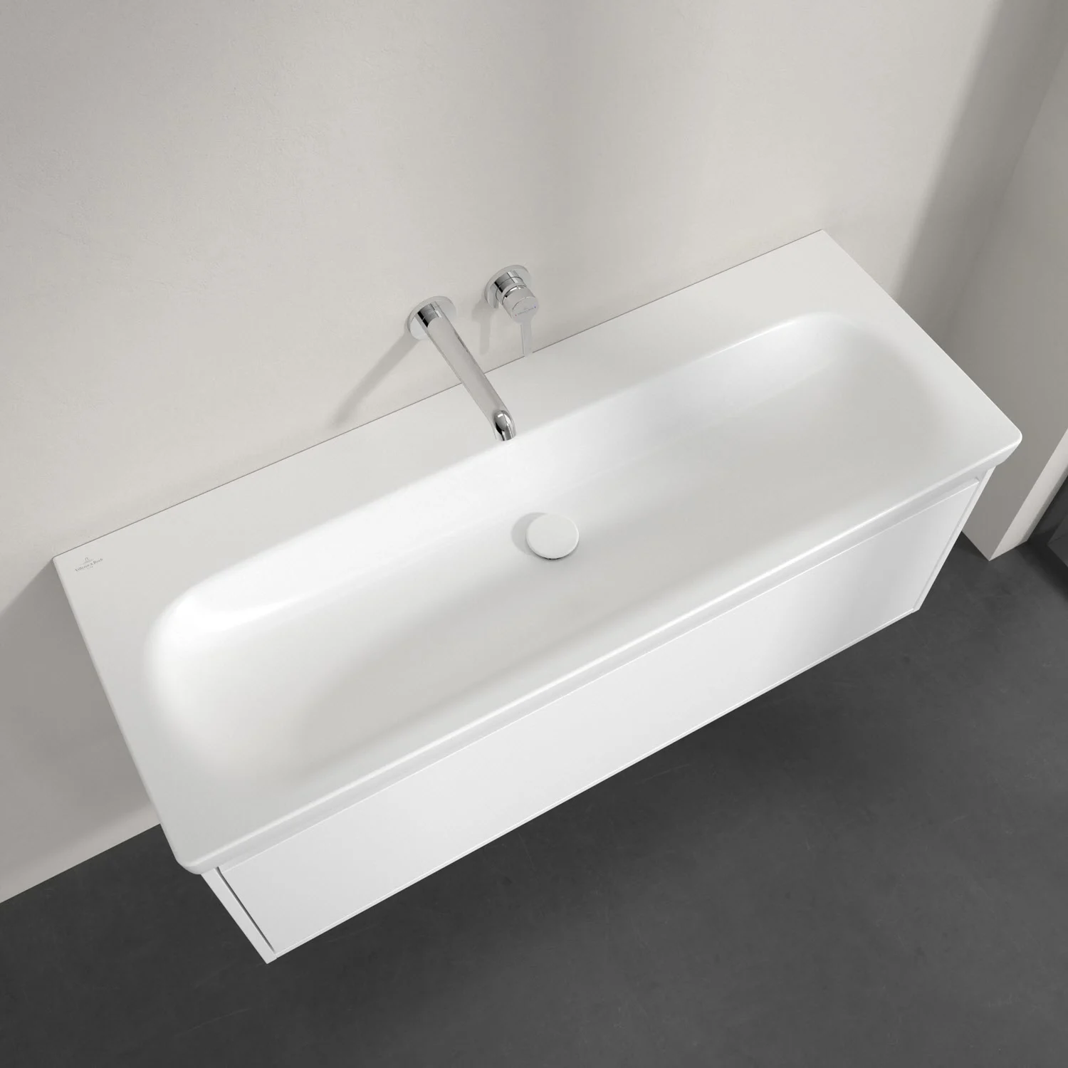 Biała umywalka z baterią widziana z góry, Villeroy & Boch