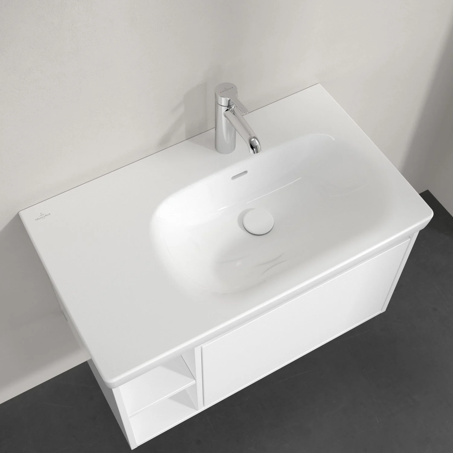 Biała umywalka z baterią widziana z góry, Villeroy & Boch