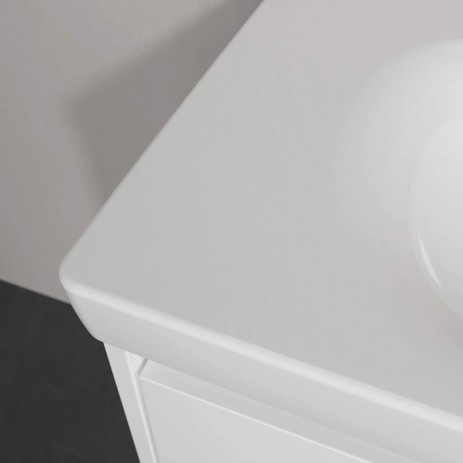 Zbliżenie białej umywalki w łazience, Villeroy & Boch