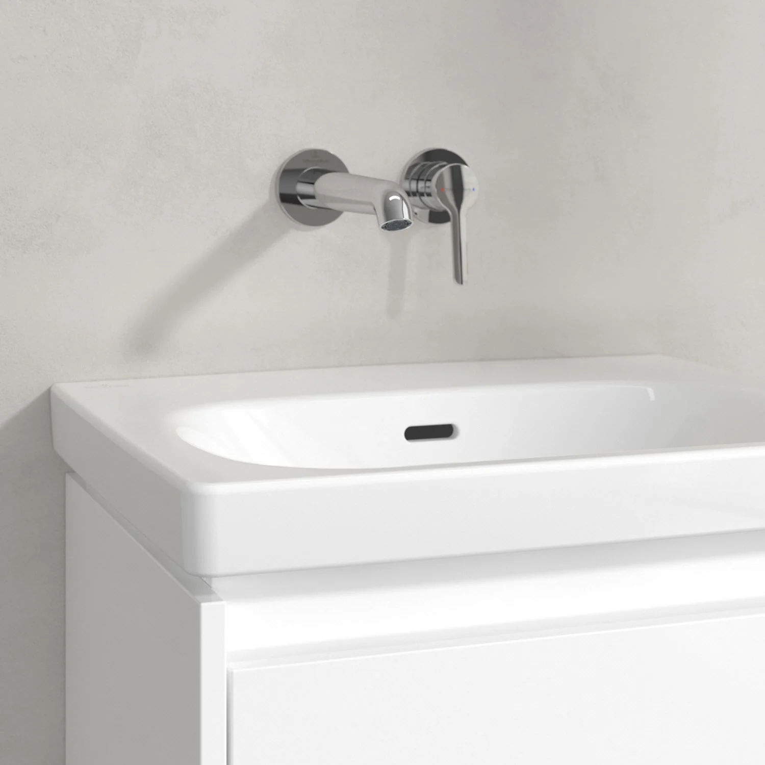 Zbliżenie białej umywalki z baterią ścienną, Villeroy & Boch