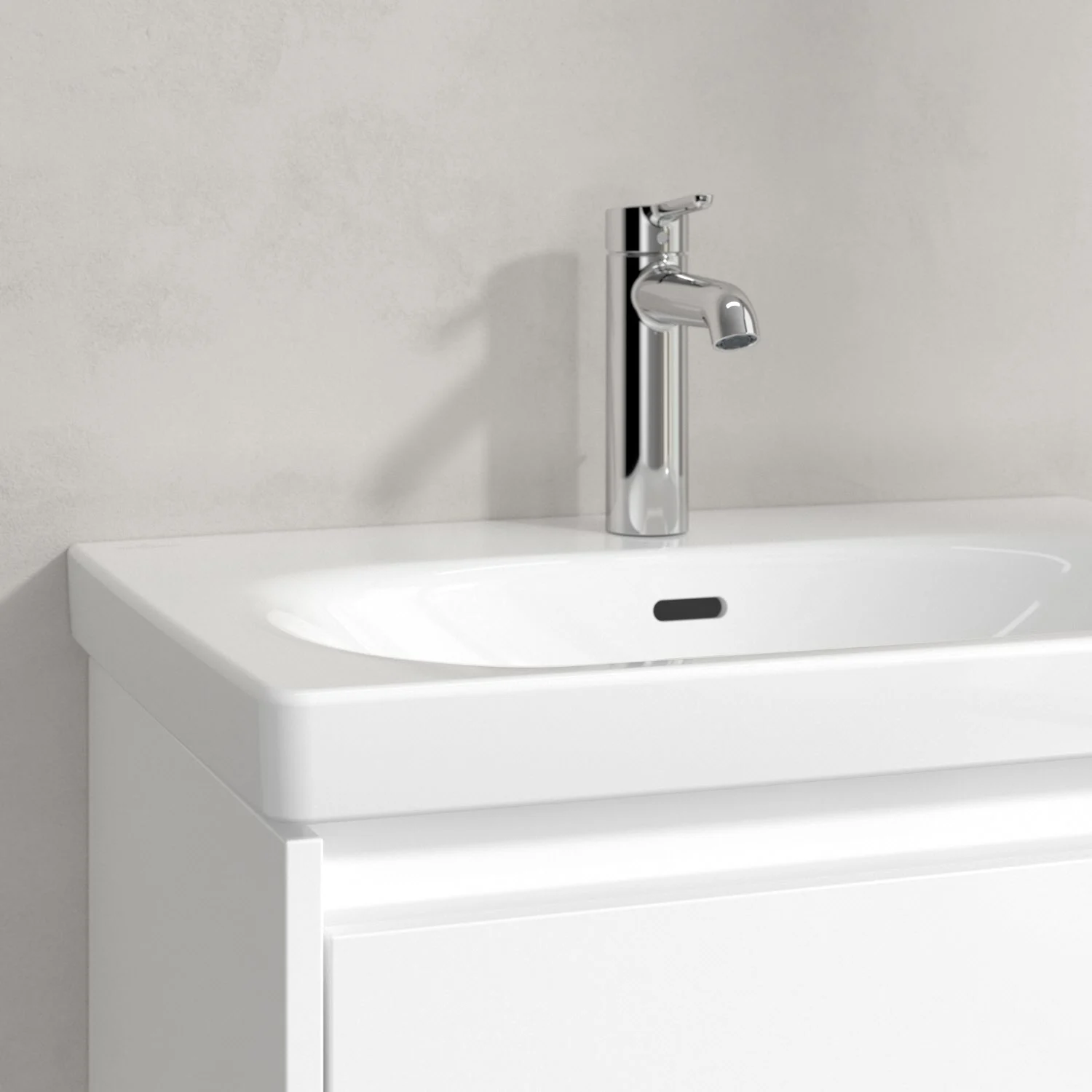 Zbliżenie białej umywalki z baterią stojącą, Villeroy & Boch