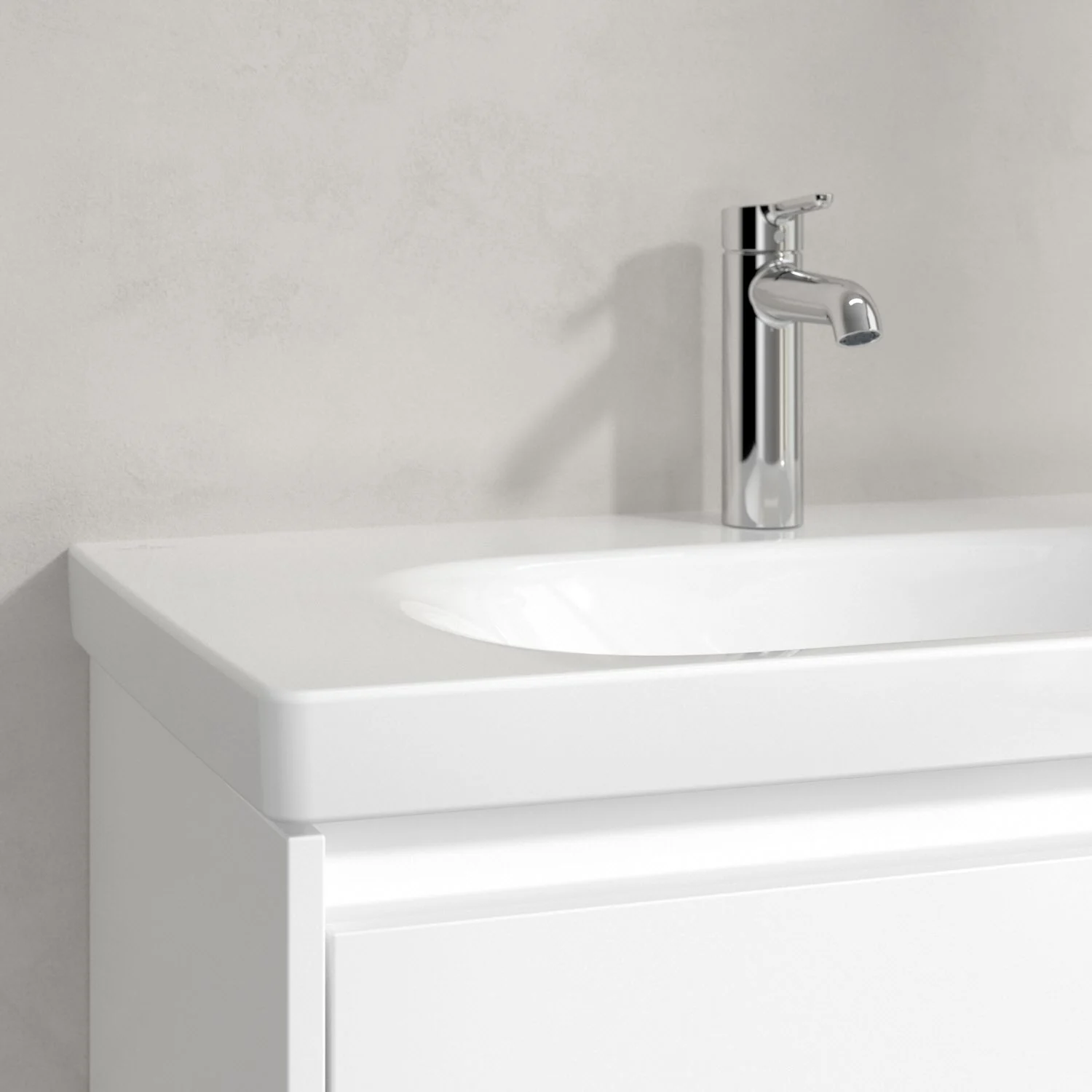 Zbliżenie białej umywalki z kranem, Villeroy & Boch