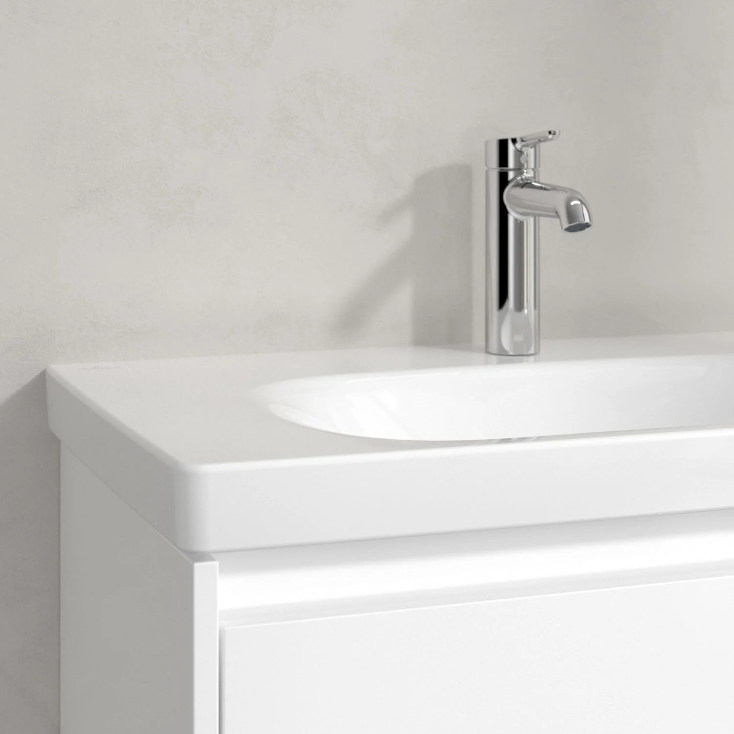 Zbliżenie białej umywalki z kranem, Villeroy & Boch
