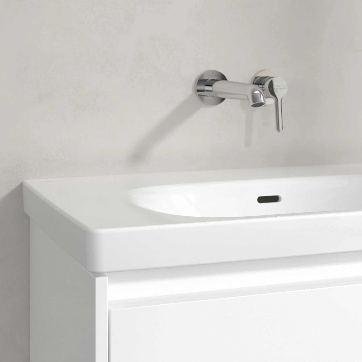Biała umywalka z baterią ścienną zbliżenie, Villeroy & Boch
