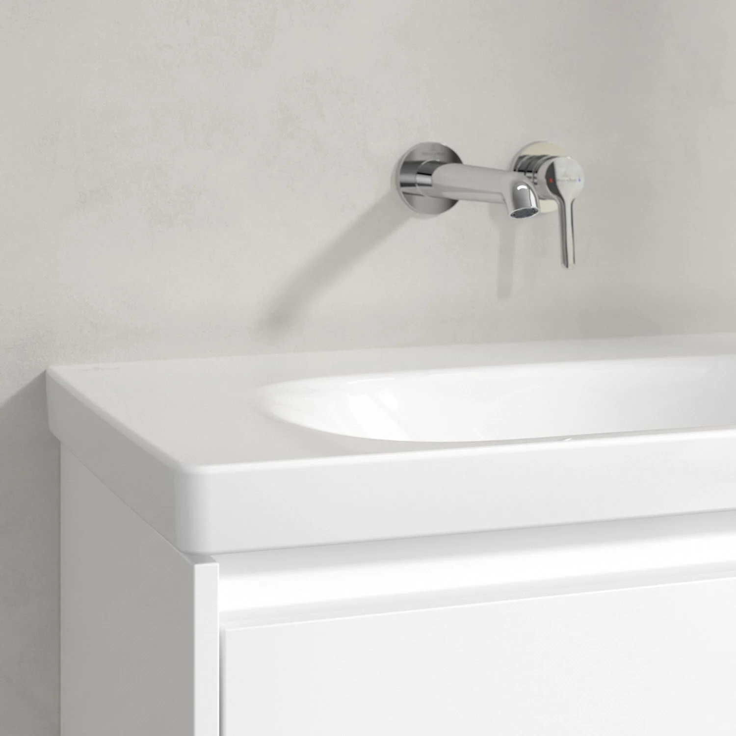 Biała umywalka z baterią ścienną zbliżenie, Villeroy & Boch