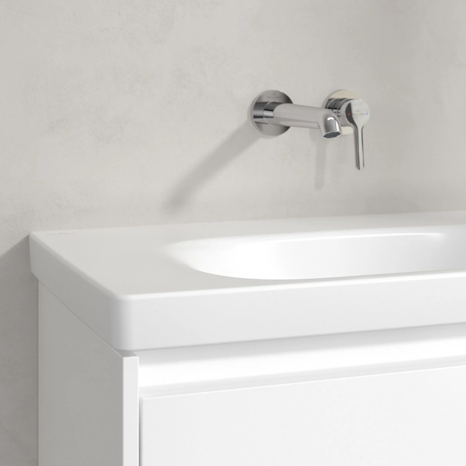 Biała umywalka z baterią ścienną zbliżenie, Villeroy & Boch