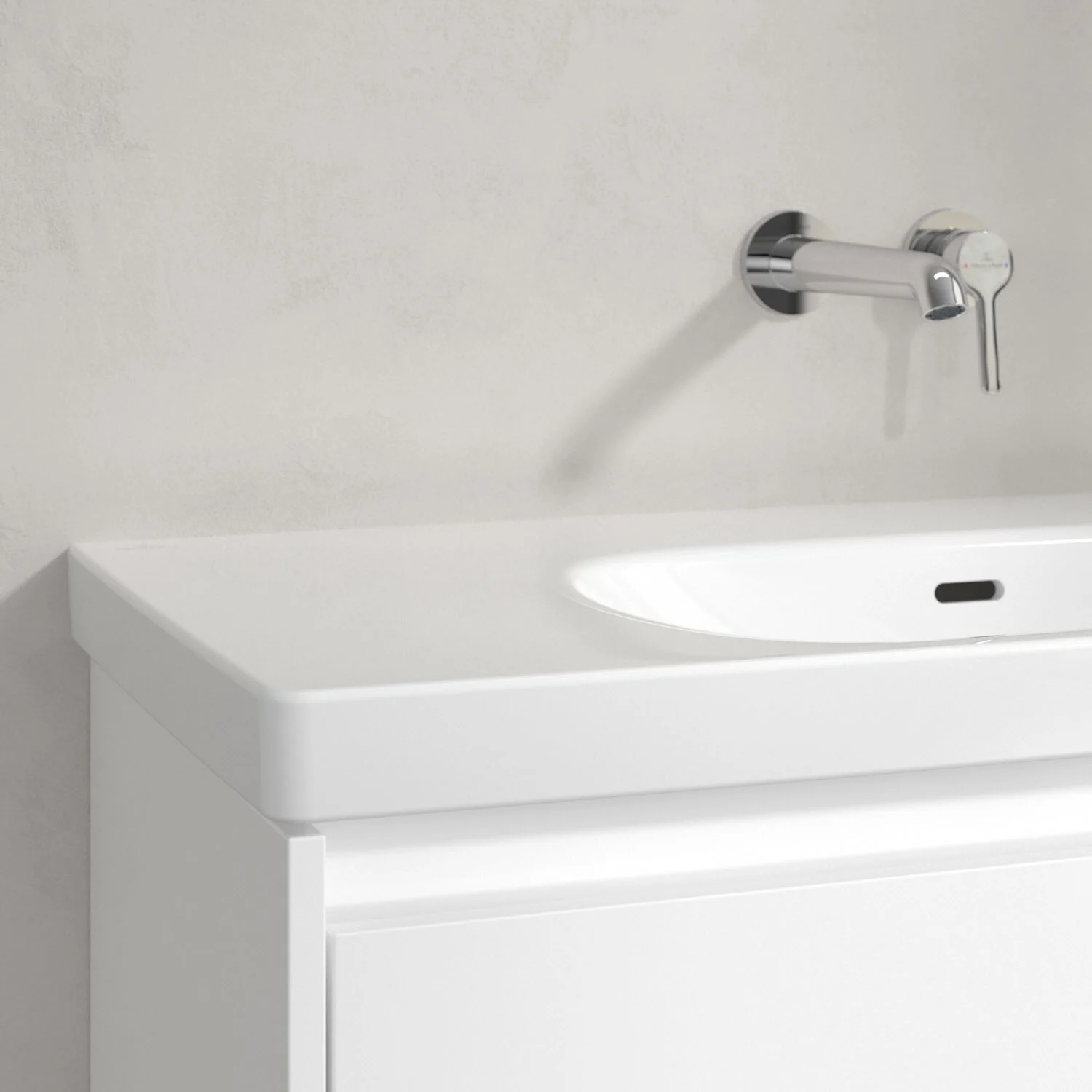 Zbliżenie białej umywalki z kranem ściennym, Villeroy & Boch