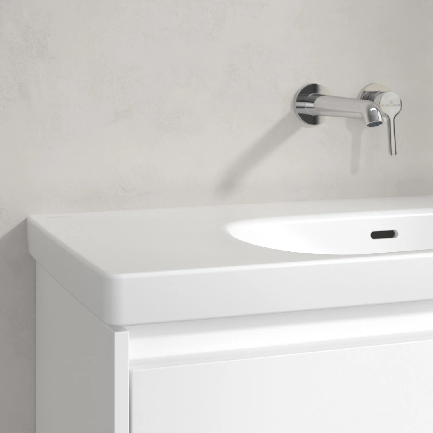 Zbliżenie białej umywalki z kranem ściennym, Villeroy & Boch