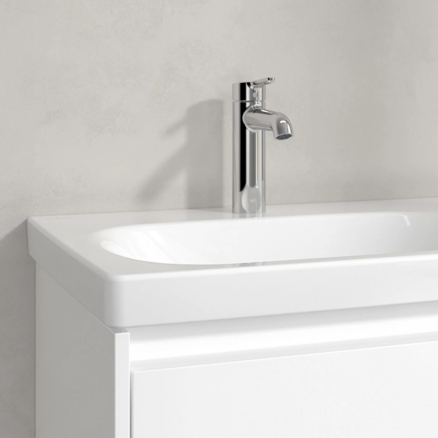 Zbliżenie białej umywalki z baterią stojącą, Villeroy & Boch
