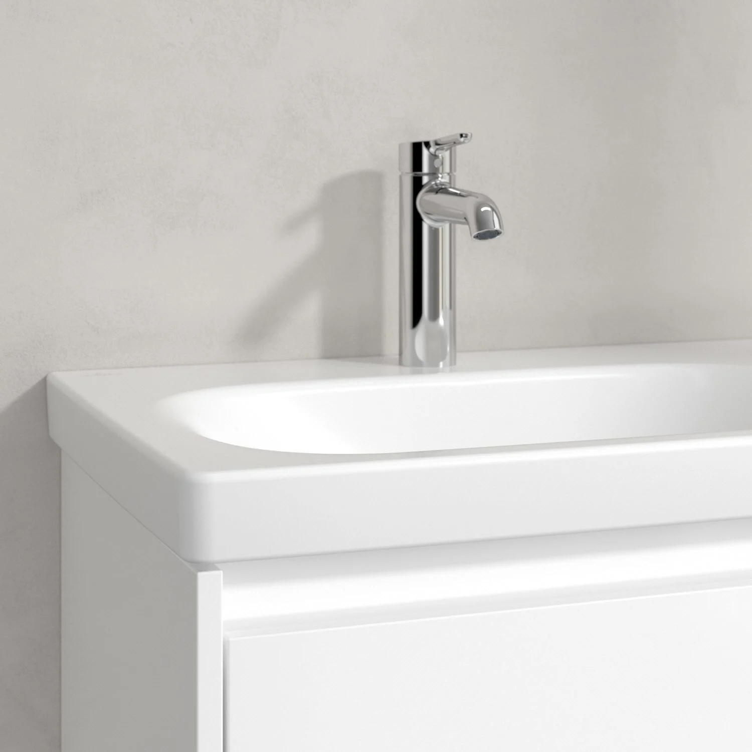 Zbliżenie białej umywalki z baterią stojącą, Villeroy & Boch