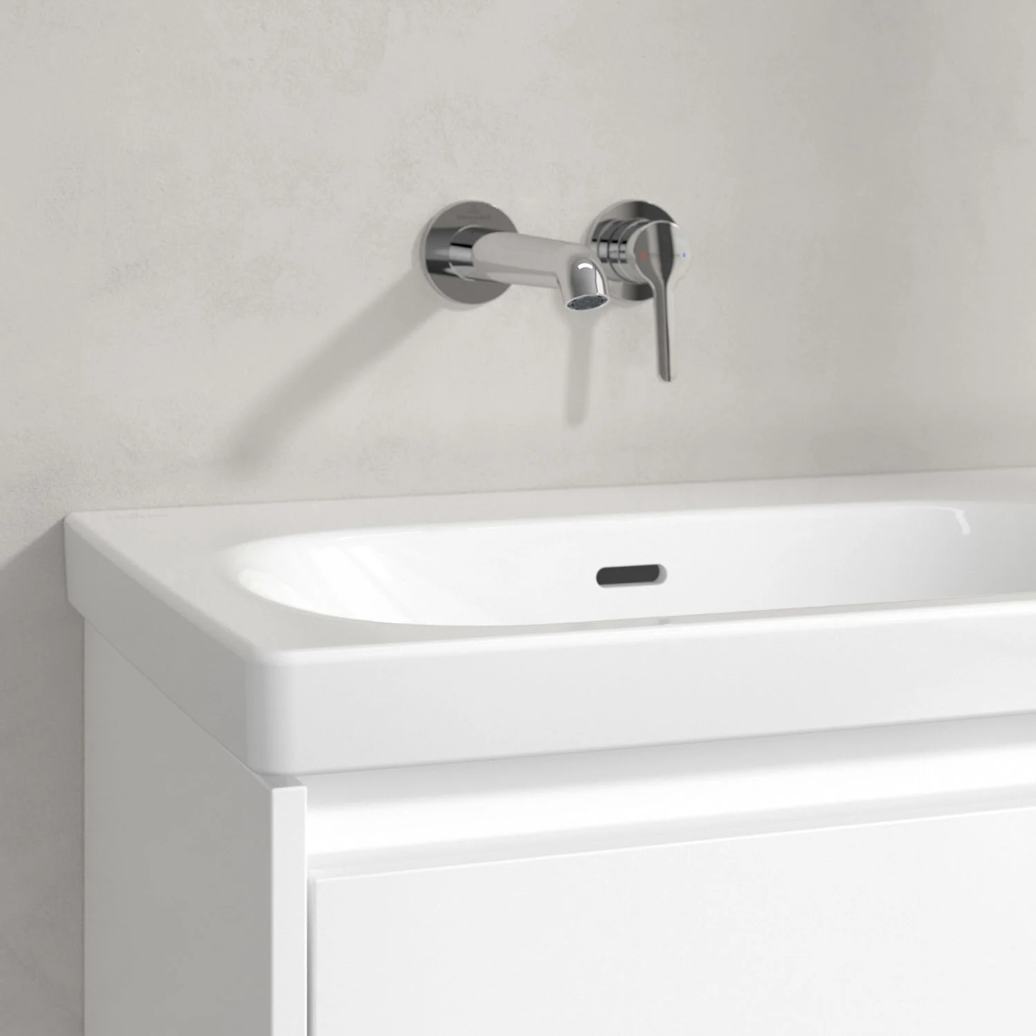 Zbliżenie białej umywalki ze ścienną baterią, Villeroy & Boch