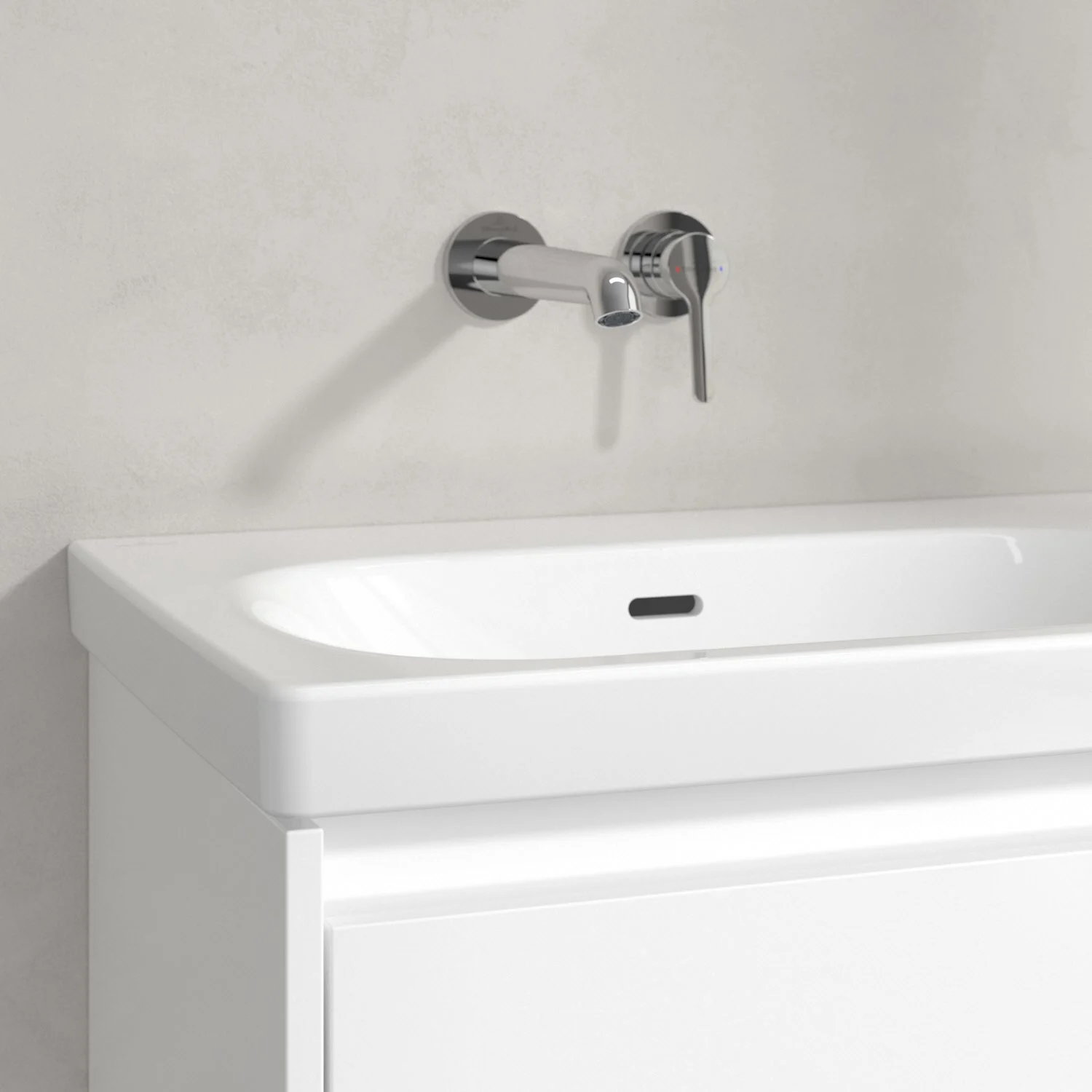 Zbliżenie białej umywalki ze ścienną baterią, Villeroy & Boch