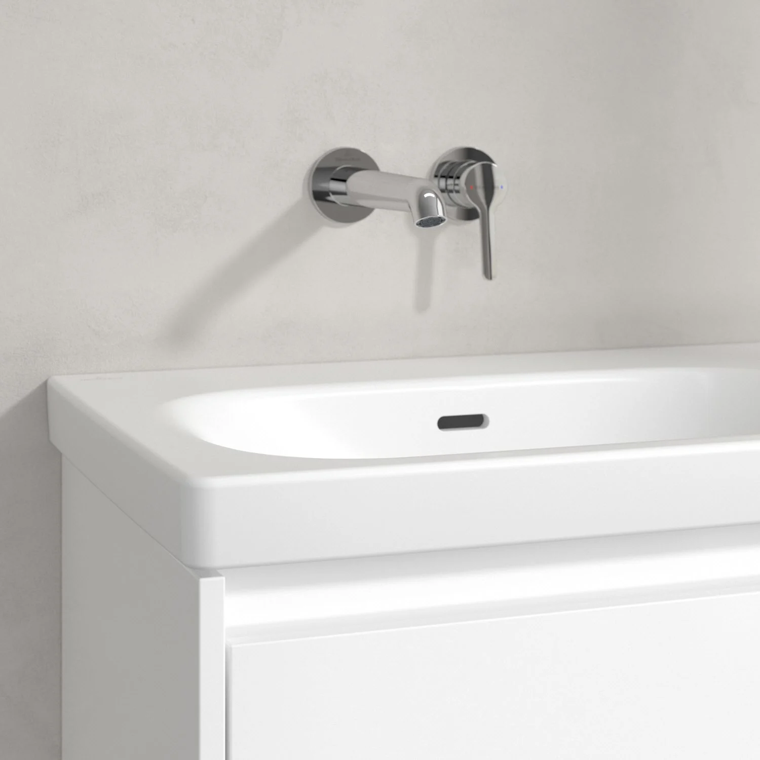 Zbliżenie białej umywalki ze ścienną baterią, Villeroy & Boch
