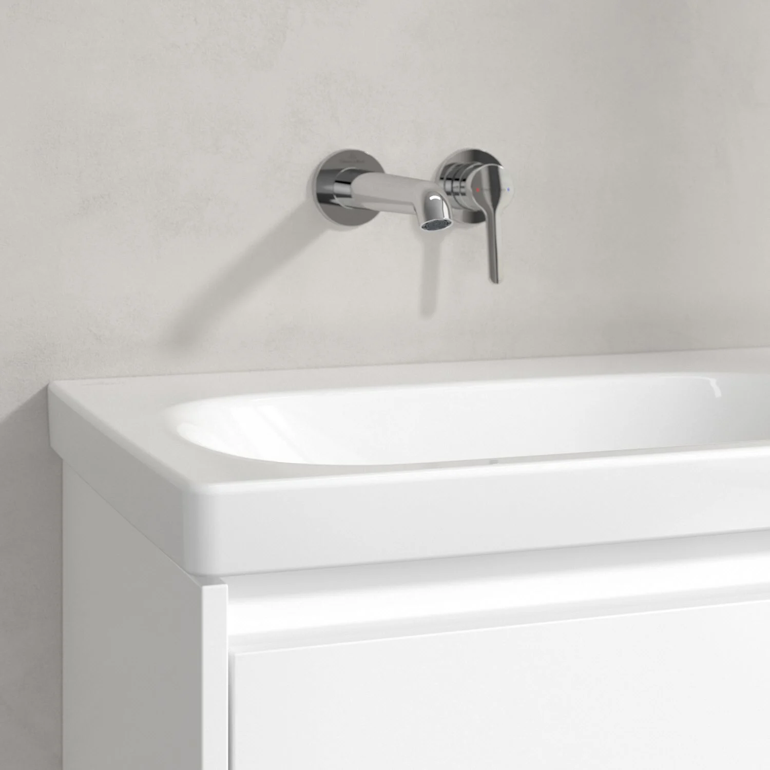 Zbliżenie białej umywalki ze ścienną baterią, Villeroy & Boch