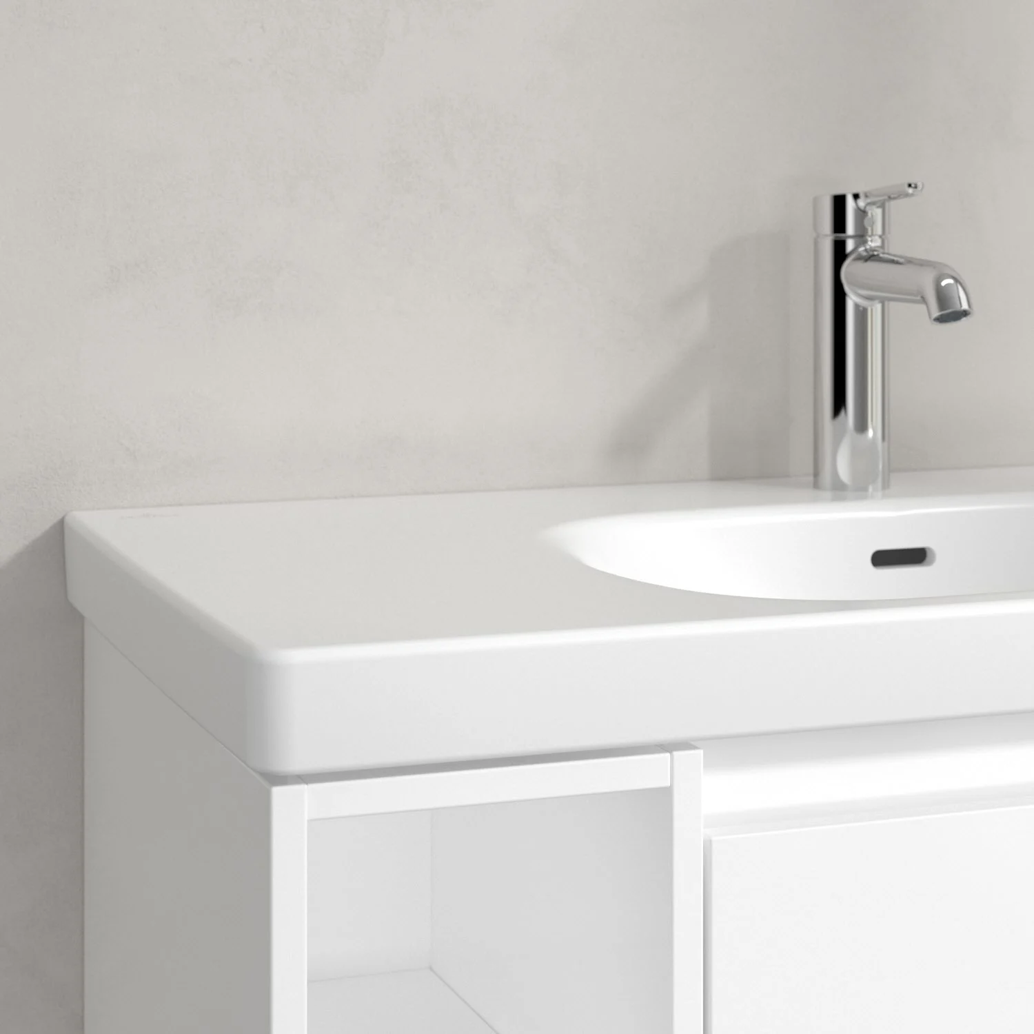 Zbliżenie białej umywalki ze ścienną baterią, Villeroy & Boch