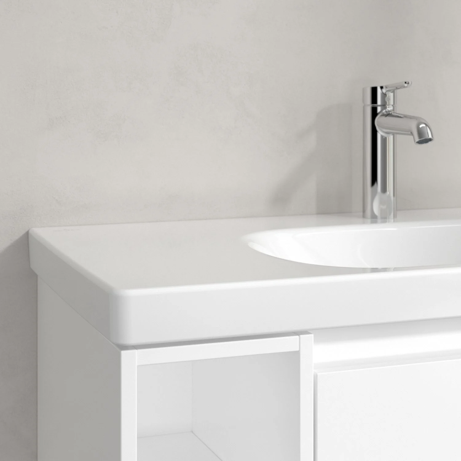 Zbliżenie białej umywalki z jednouchwytową baterią, Villeroy & Boch