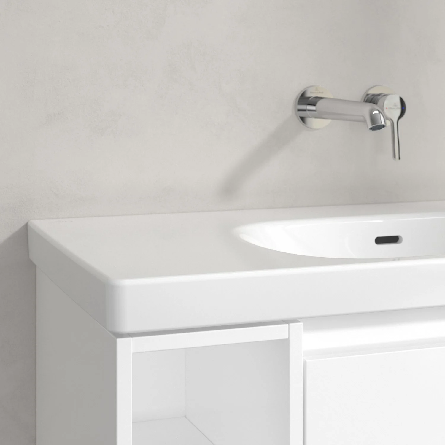 Zbliżenie białej umywalki ze ścienną baterią, Villeroy & Boch