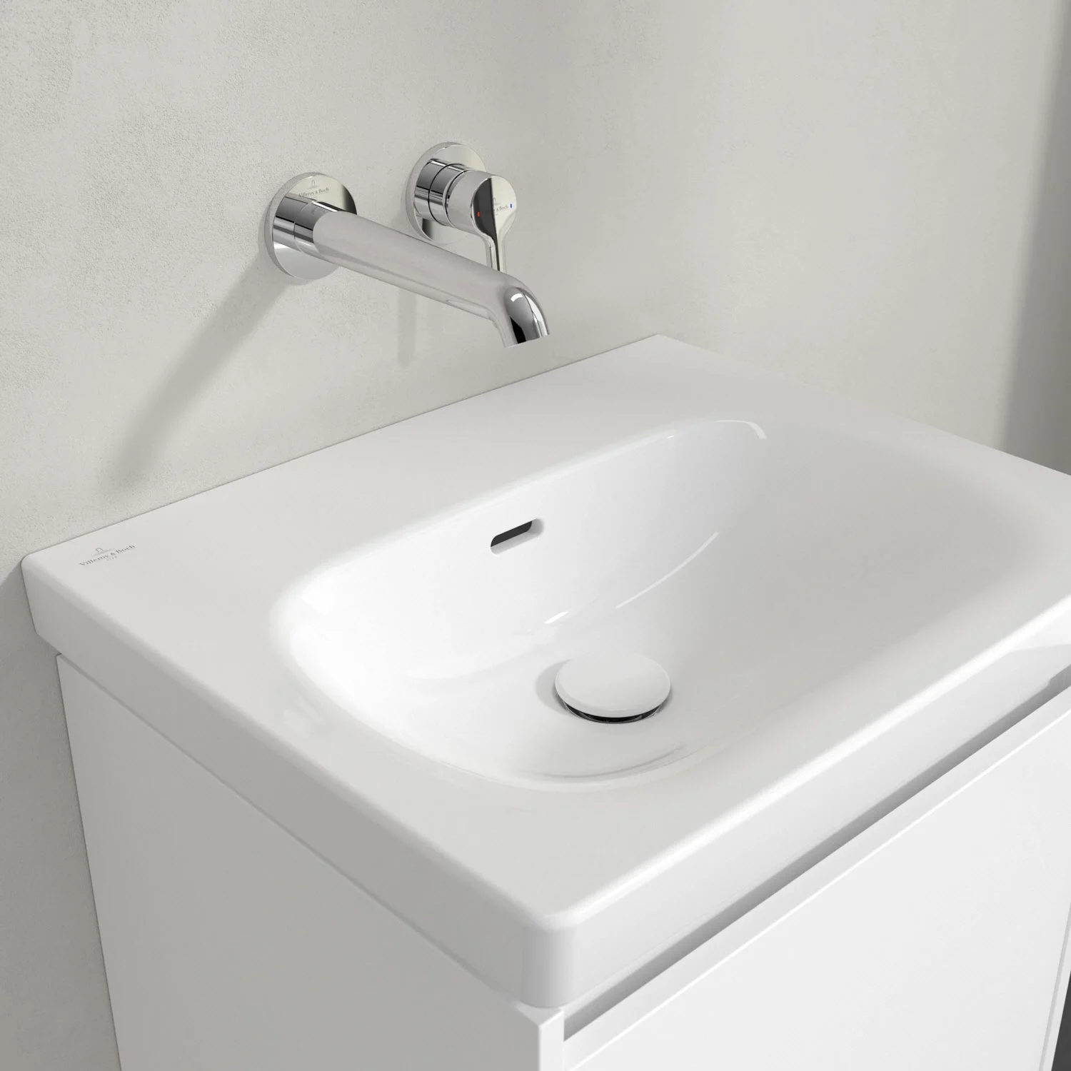 Biała umywalka z baterią ścienną z bliska, Villeroy & Boch