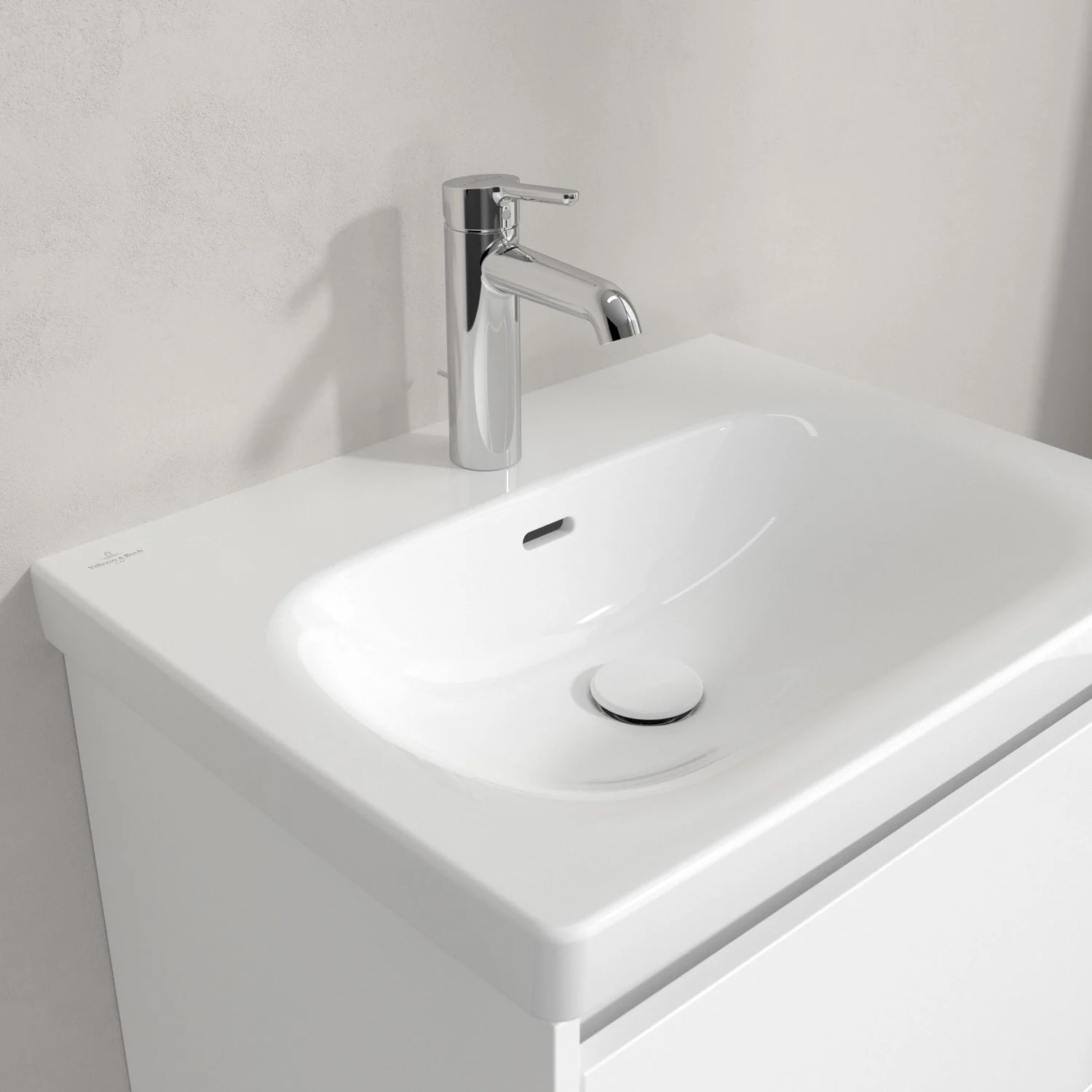 Zbliżenie białej umywalki z jednouchwytową baterią, Villeroy & Boch