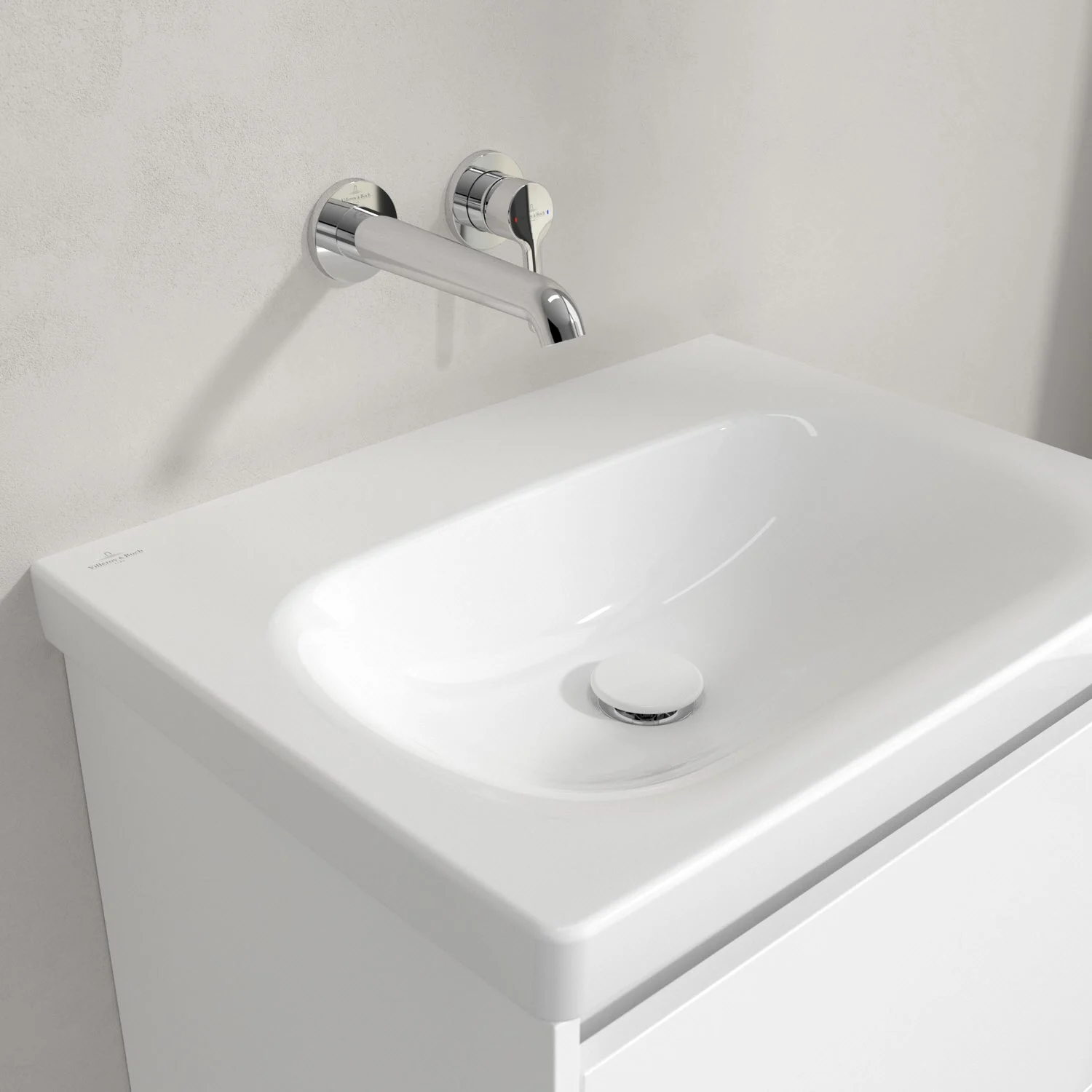Biała umywalka z baterią ścienną w zbliżeniu, Villeroy & Boch