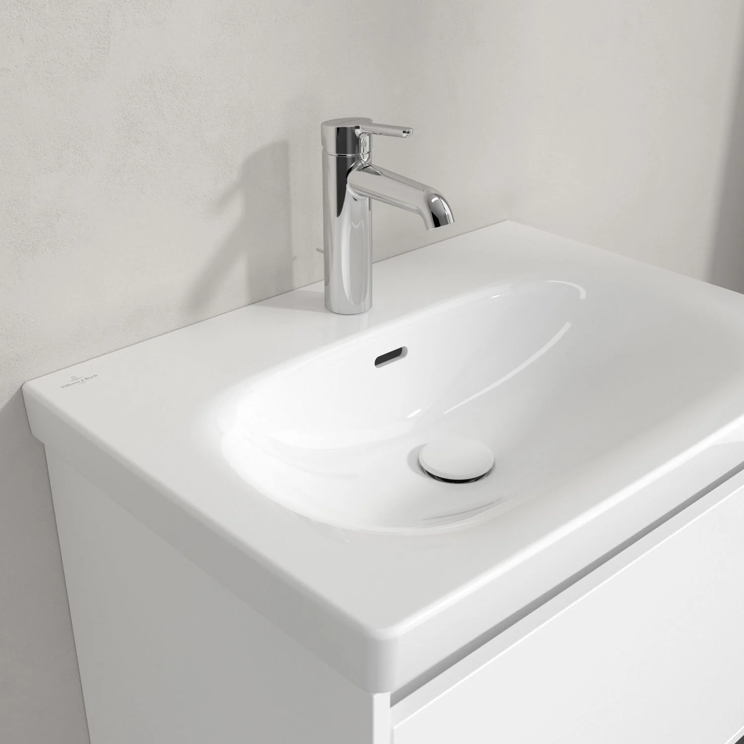 Biała umywalka z baterią w zbliżeniu, Villeroy & Boch