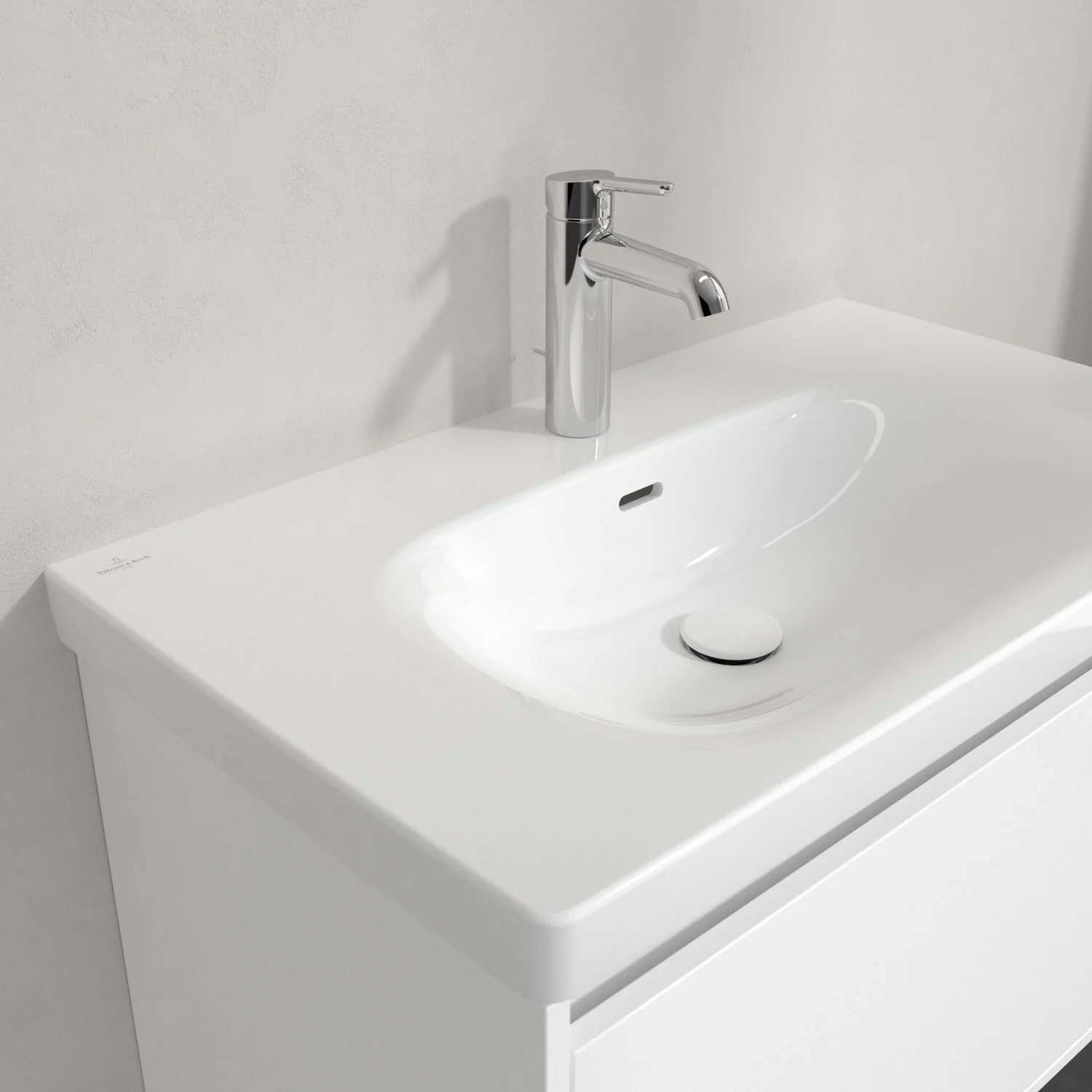 Biała umywalka z jednouchwytową baterią z bliska, Villeroy & Boch