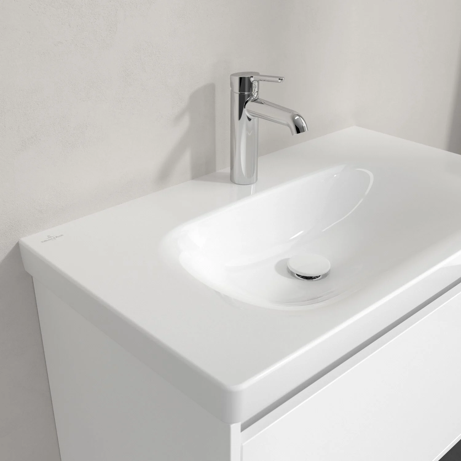 Biała umywalka z jednouchwytową baterią z bliska, Villeroy & Boch