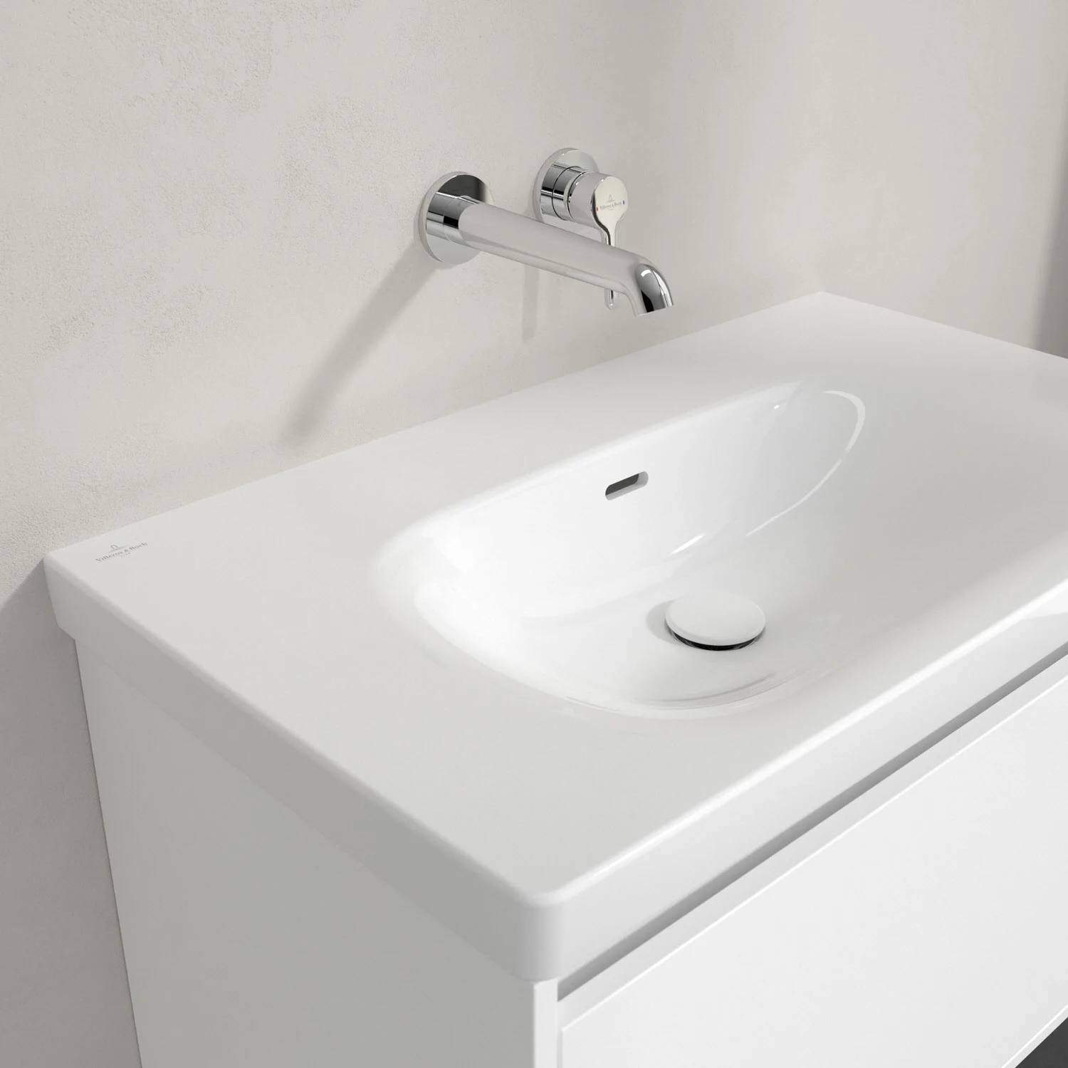 Biała umywalka z baterią ścienną z bliska, Villeroy & Boch