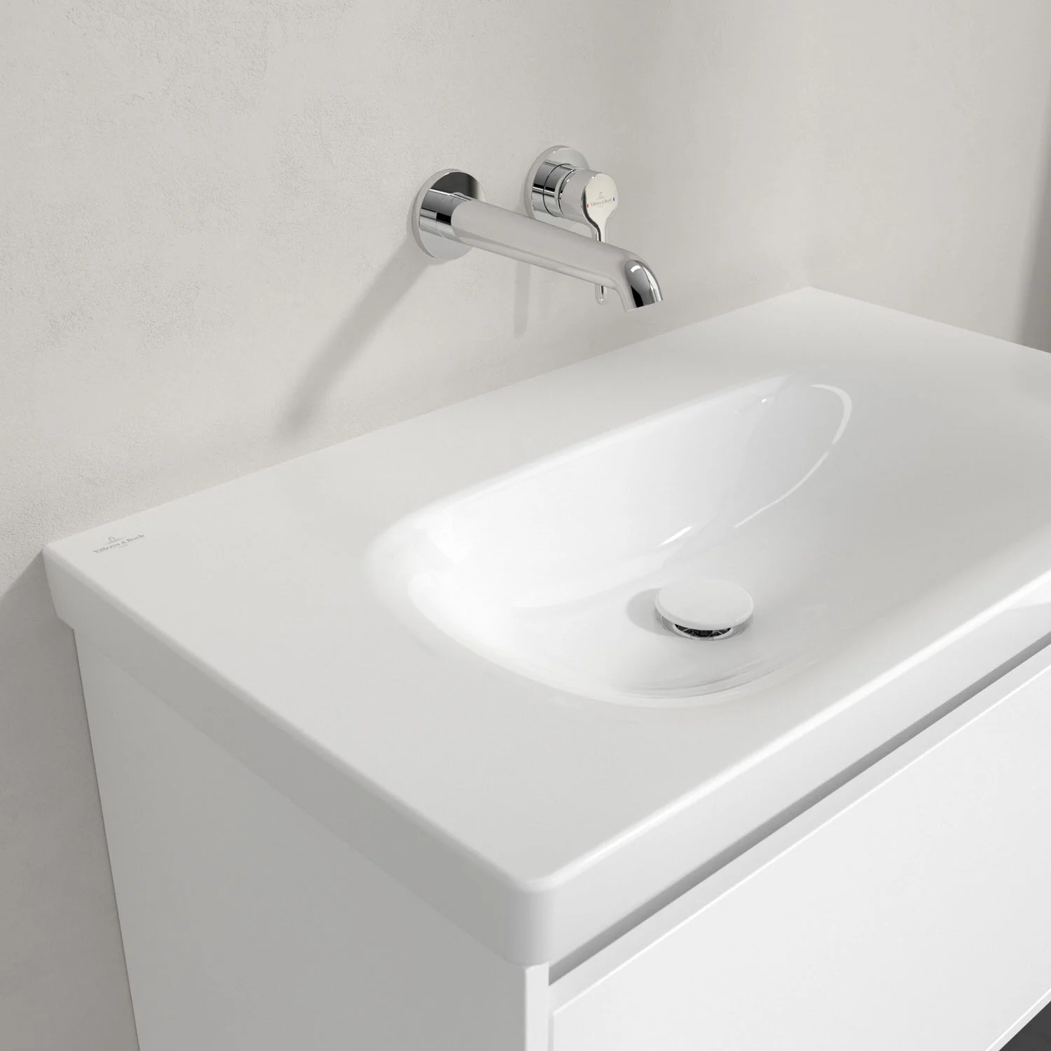 Biała umywalka z baterią ścienną zbliżenie, Villeroy & Boch