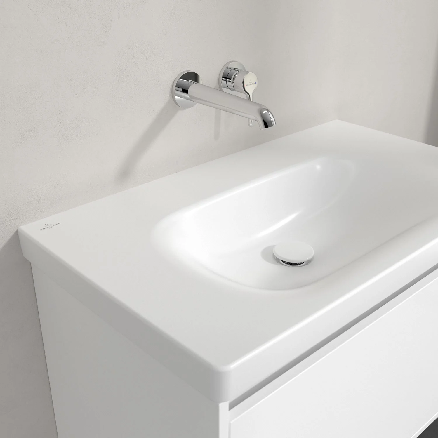 Biała umywalka z baterią ścienną zbliżenie, Villeroy & Boch