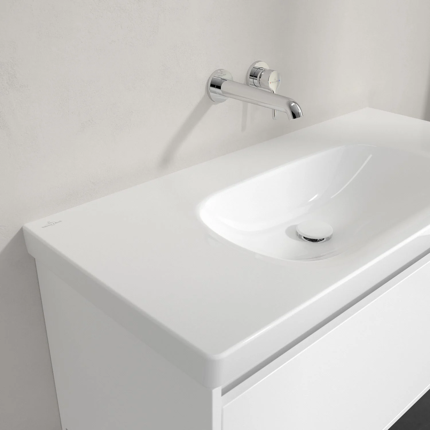 Biała umywalka z baterią ścienną z bliska, Villeroy & Boch