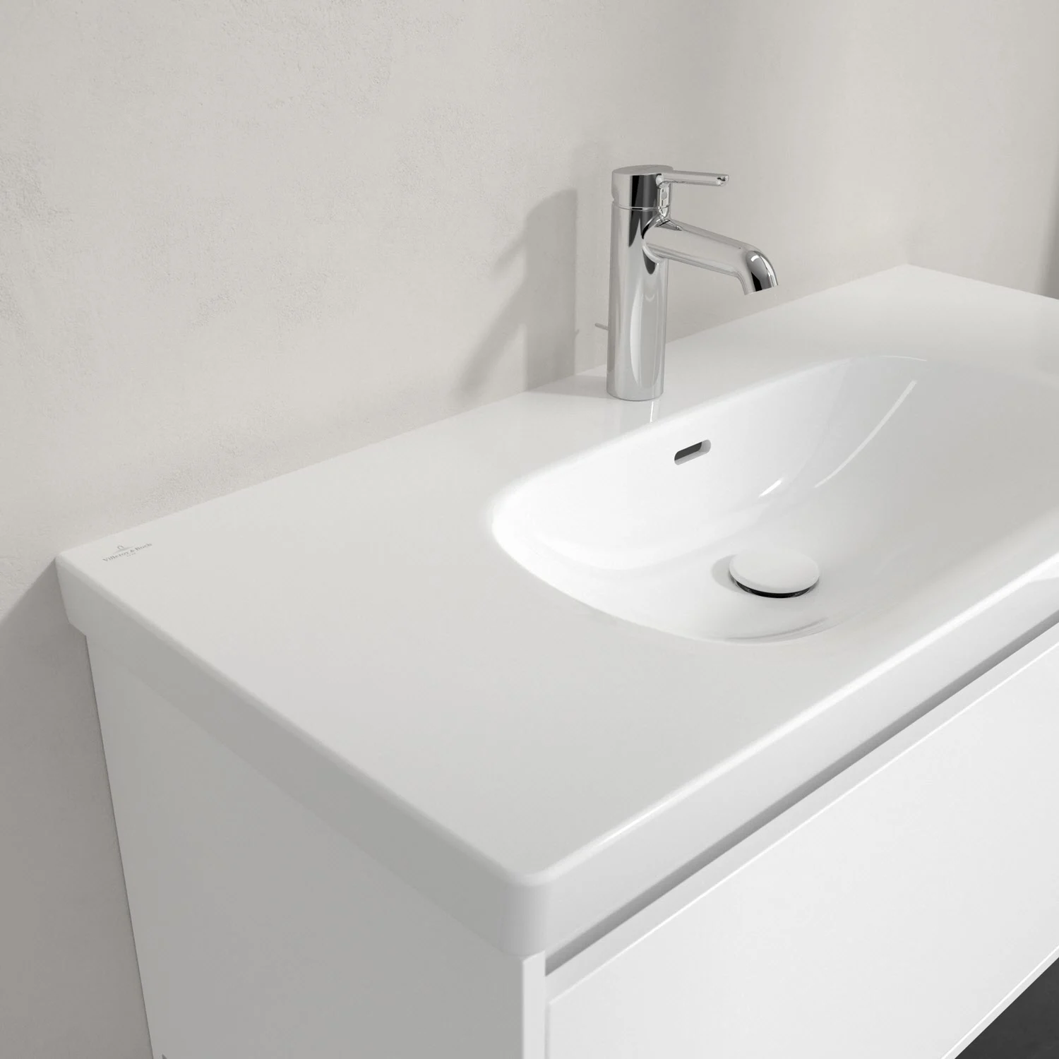 Biała umywalka z jednouchwytową baterią z bliska, Villeroy & Boch