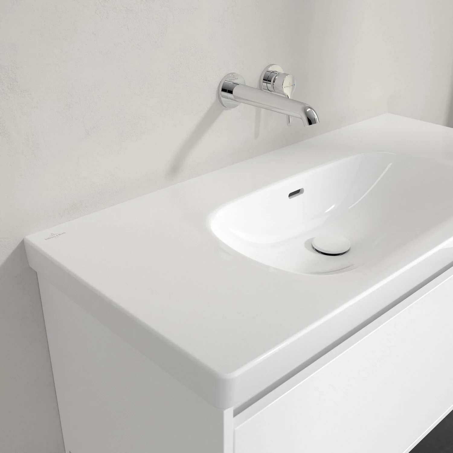 Biała umywalka z baterią ścienną z bliska, Villeroy & Boch