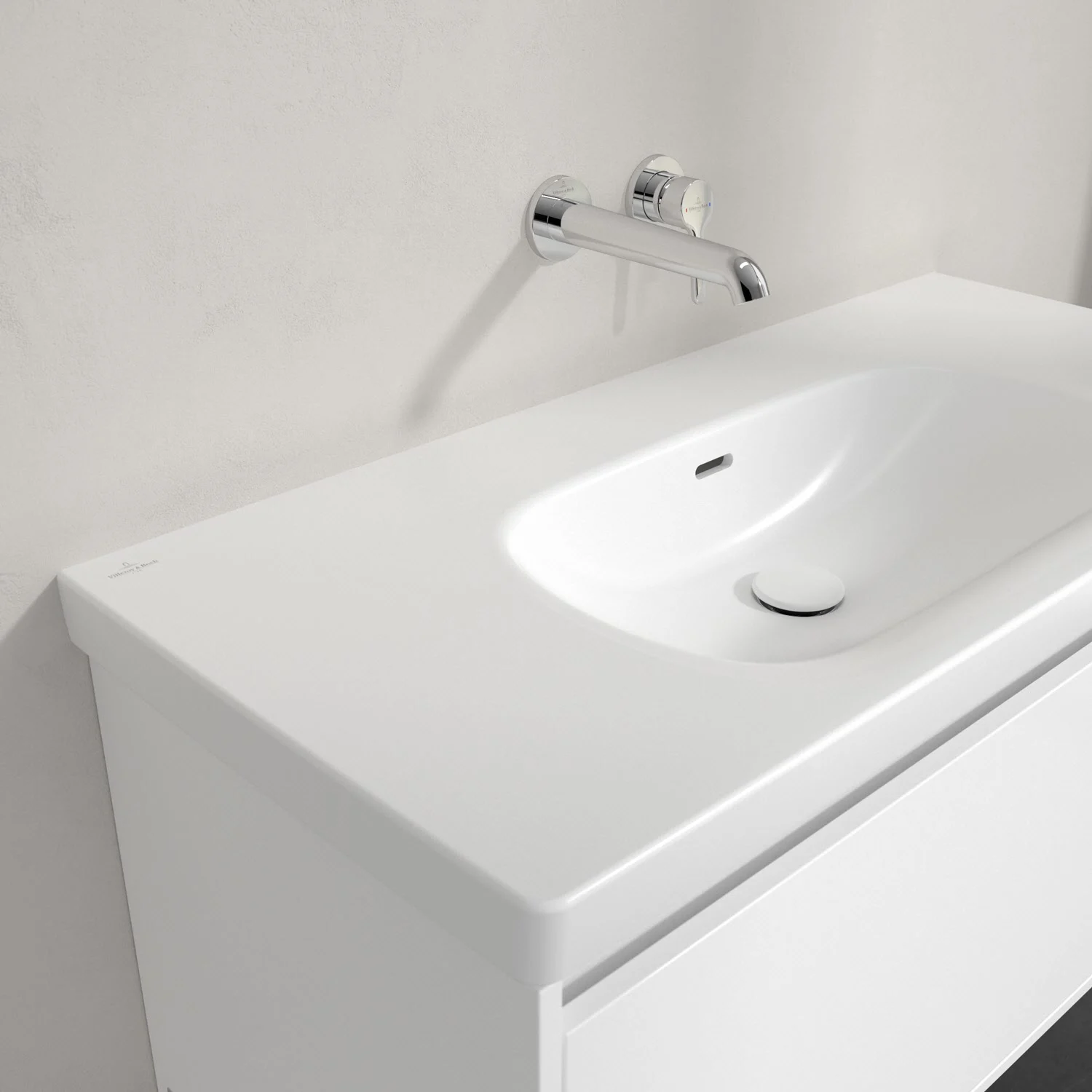 Biała umywalka z baterią ścienną zbliżenie, Villeroy & Boch