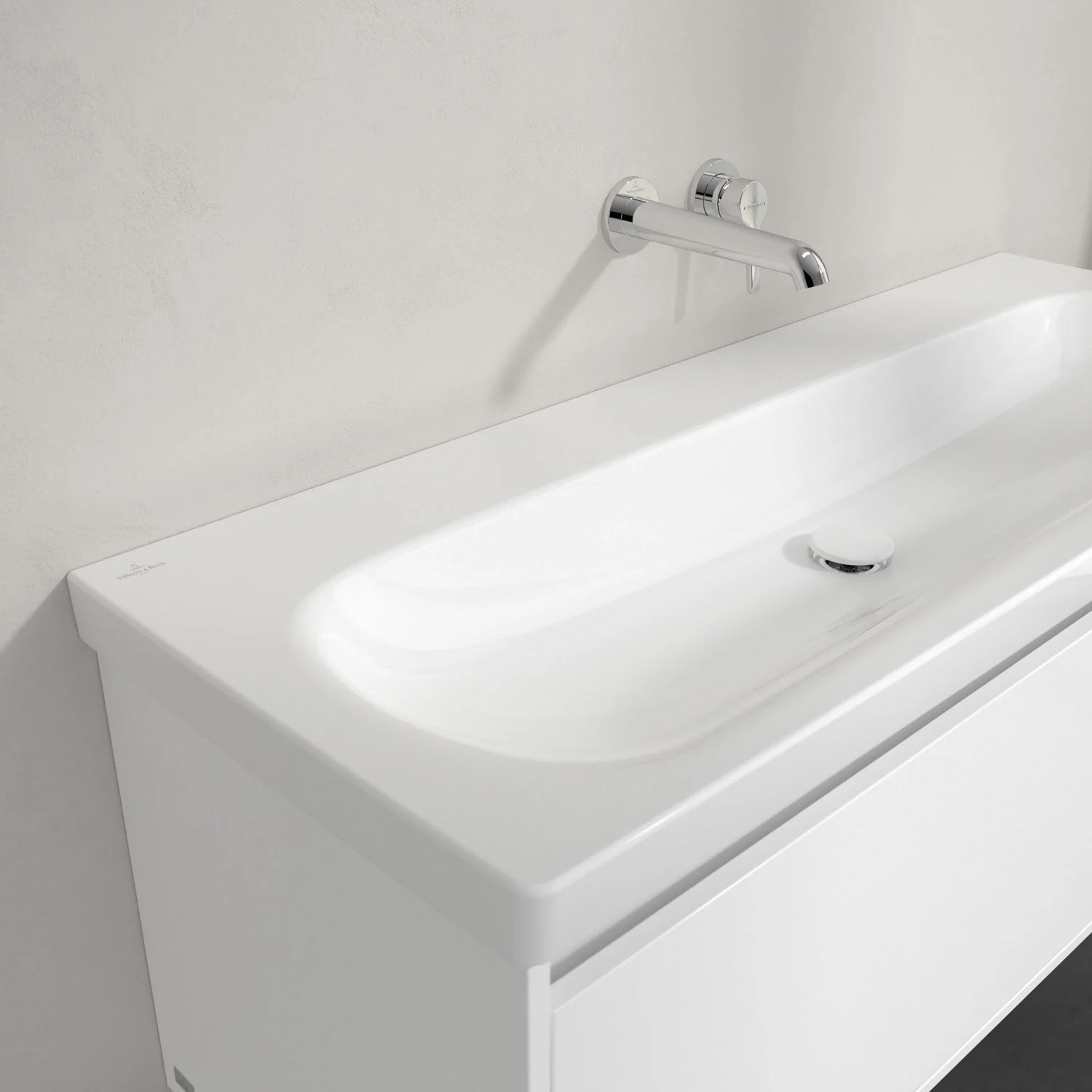 Biała umywalka z baterią ścienną zbliżenie, Villeroy & Boch