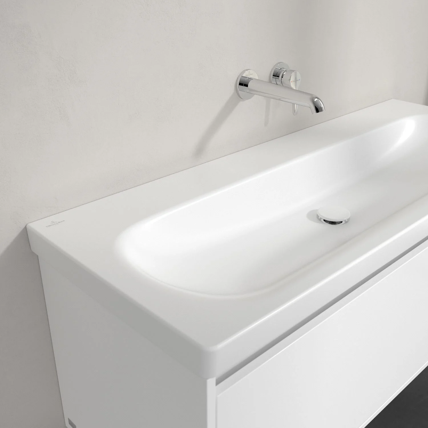 Biała umywalka z baterią ścienną w zbliżeniu, Villeroy & Boch