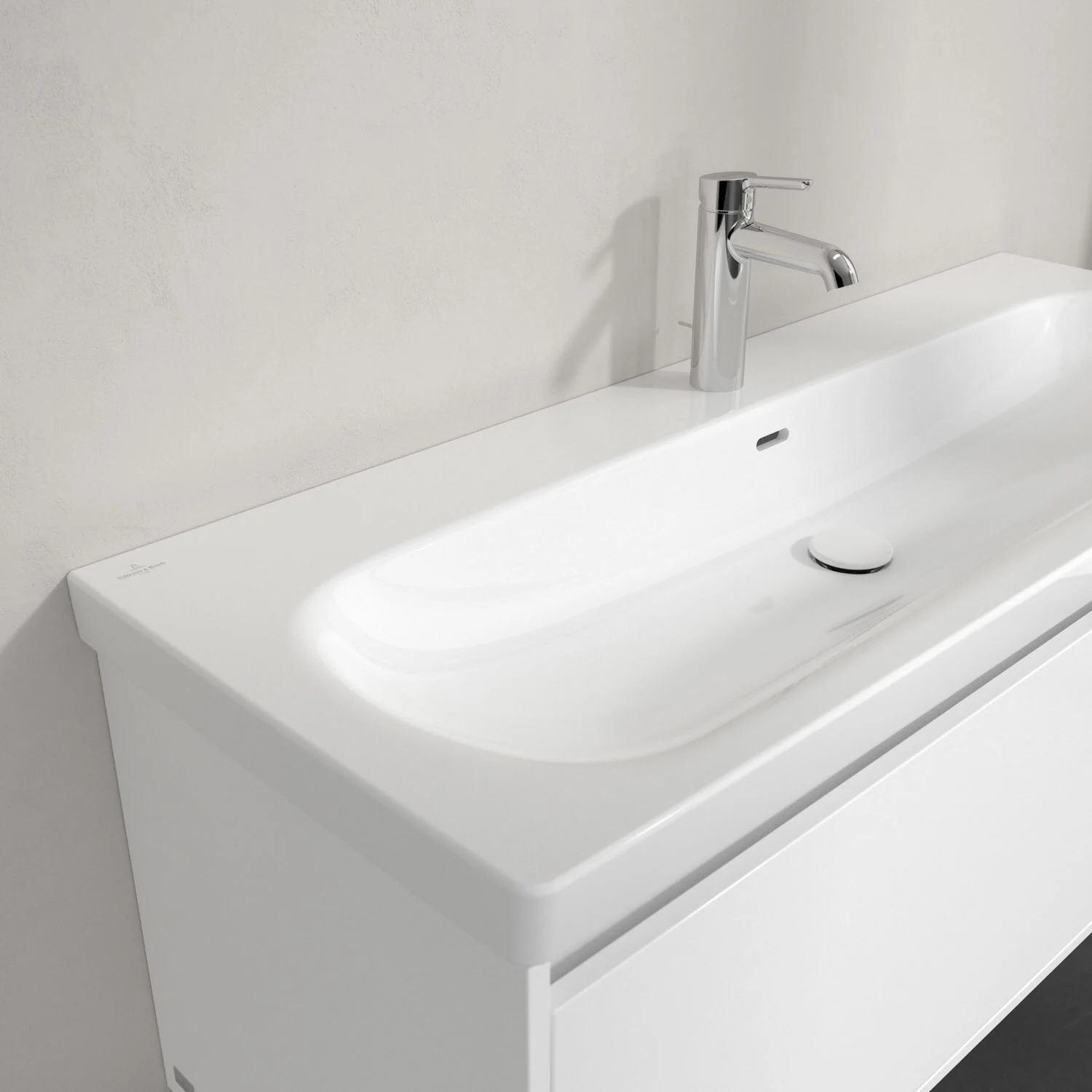Biała umywalka z baterią w zbliżeniu, Villeroy & Boch