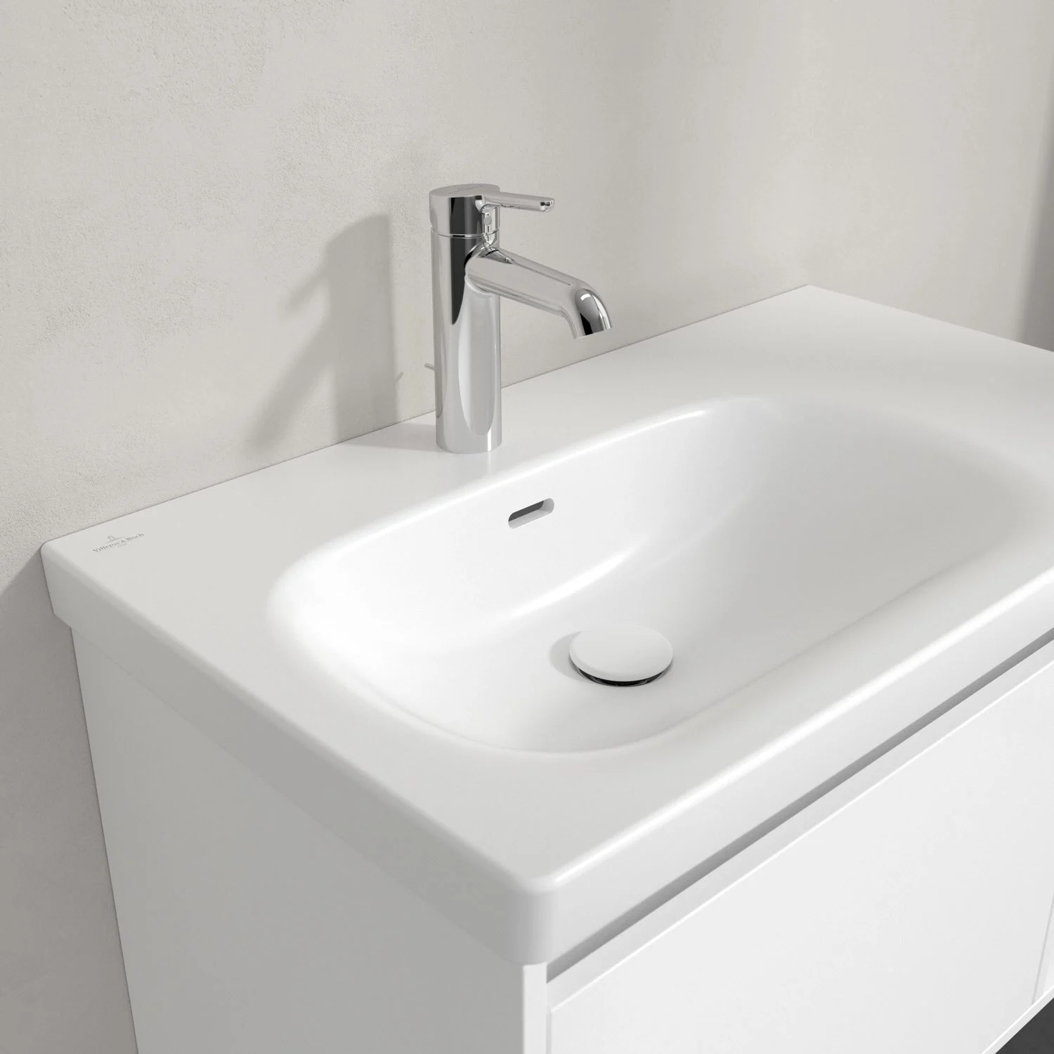 Biała umywalka z kranem w zbliżeniu, Villeroy & Boch
