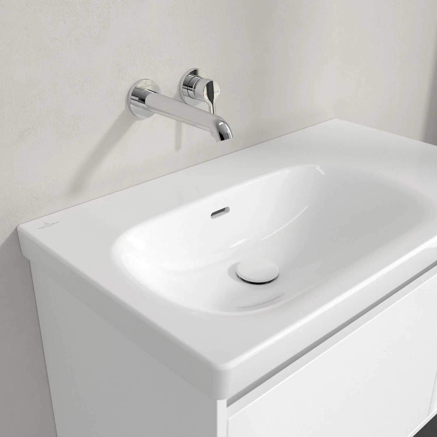 Biała umywalka z baterią ścienną w zbliżeniu, Villeroy & Boch