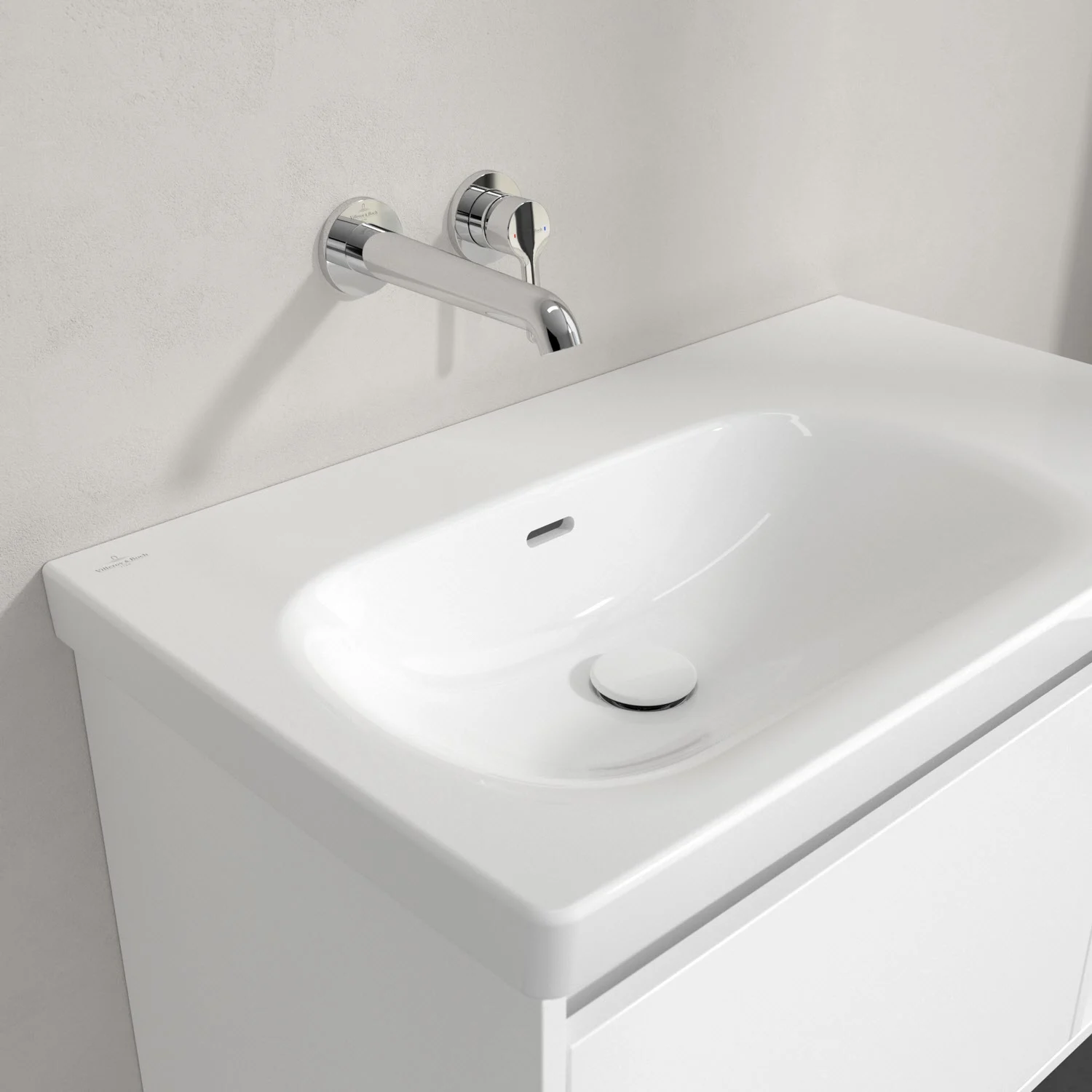 Biała umywalka z baterią ścienną w zbliżeniu, Villeroy & Boch