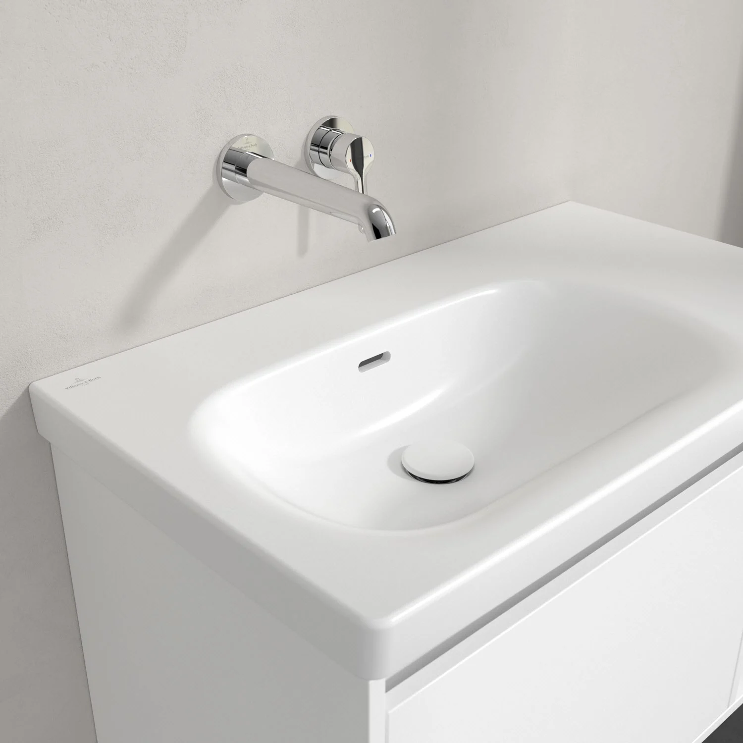 Biała umywalka z baterią ścienną w zbliżeniu, Villeroy & Boch